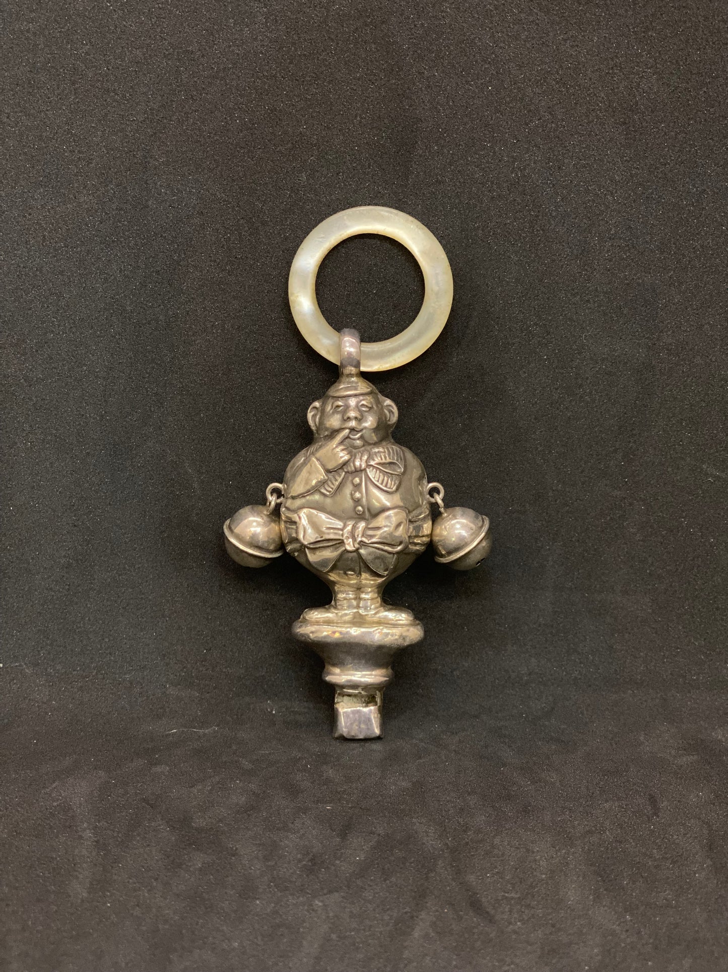 Anillo de dentición victoriano Silly Simon en plata y nácar