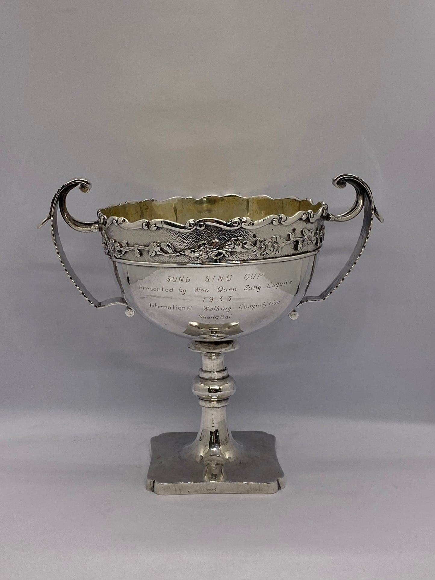Copa trofeo de plata de exportación china de principios del siglo XX con inscripción de 1933