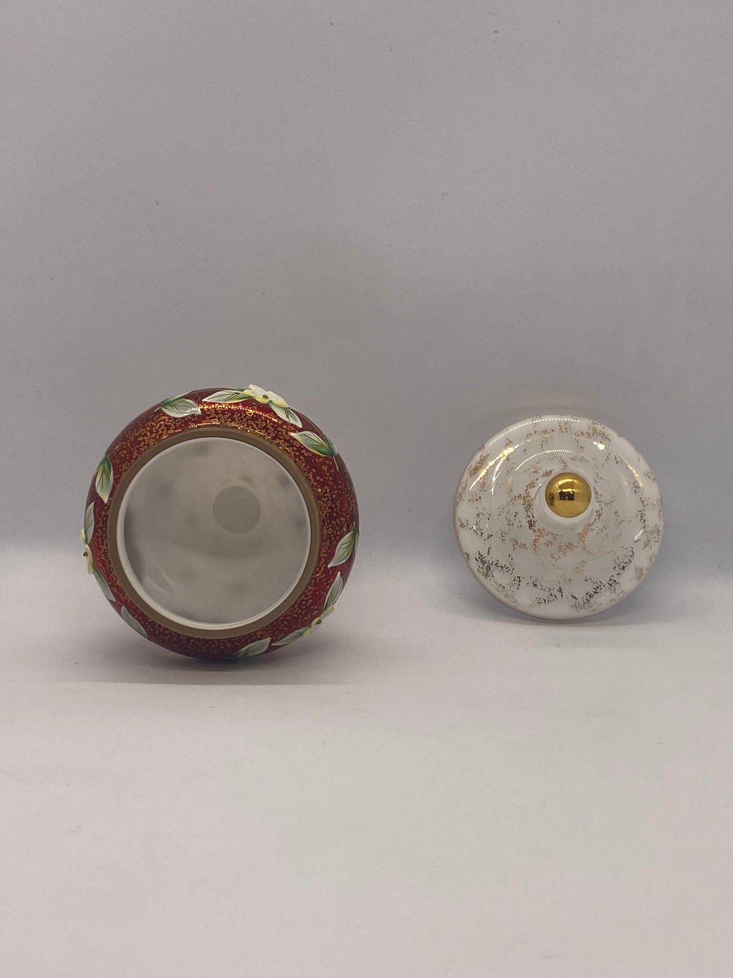 Tarro para caramelos de cristal blanco y rubí de Bohemia de mediados de siglo