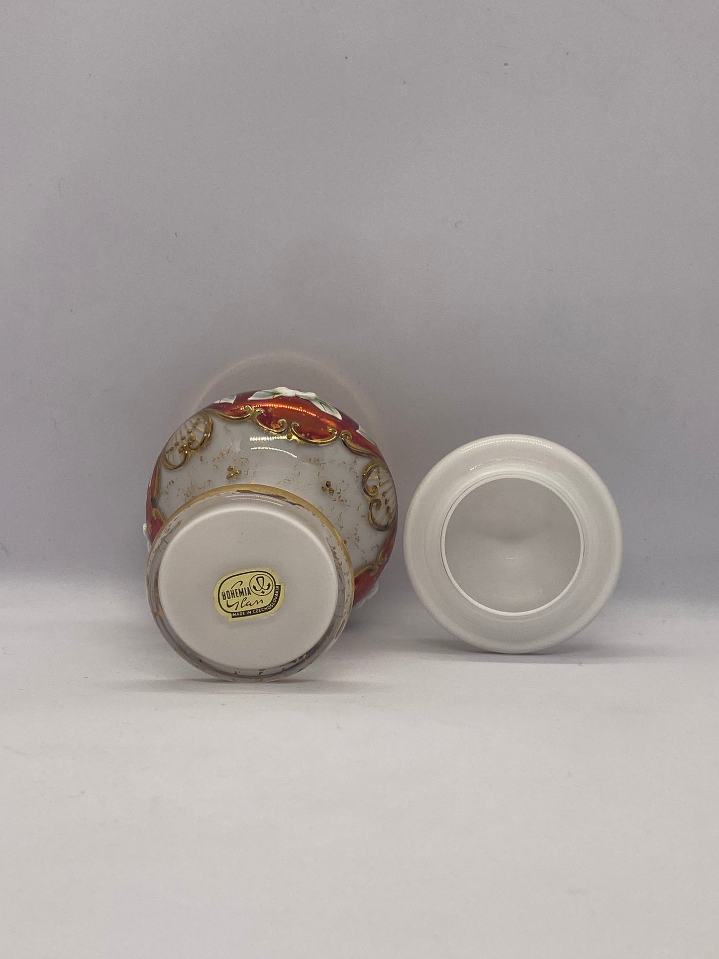 Tarro para caramelos de cristal blanco y rubí de Bohemia de mediados de siglo