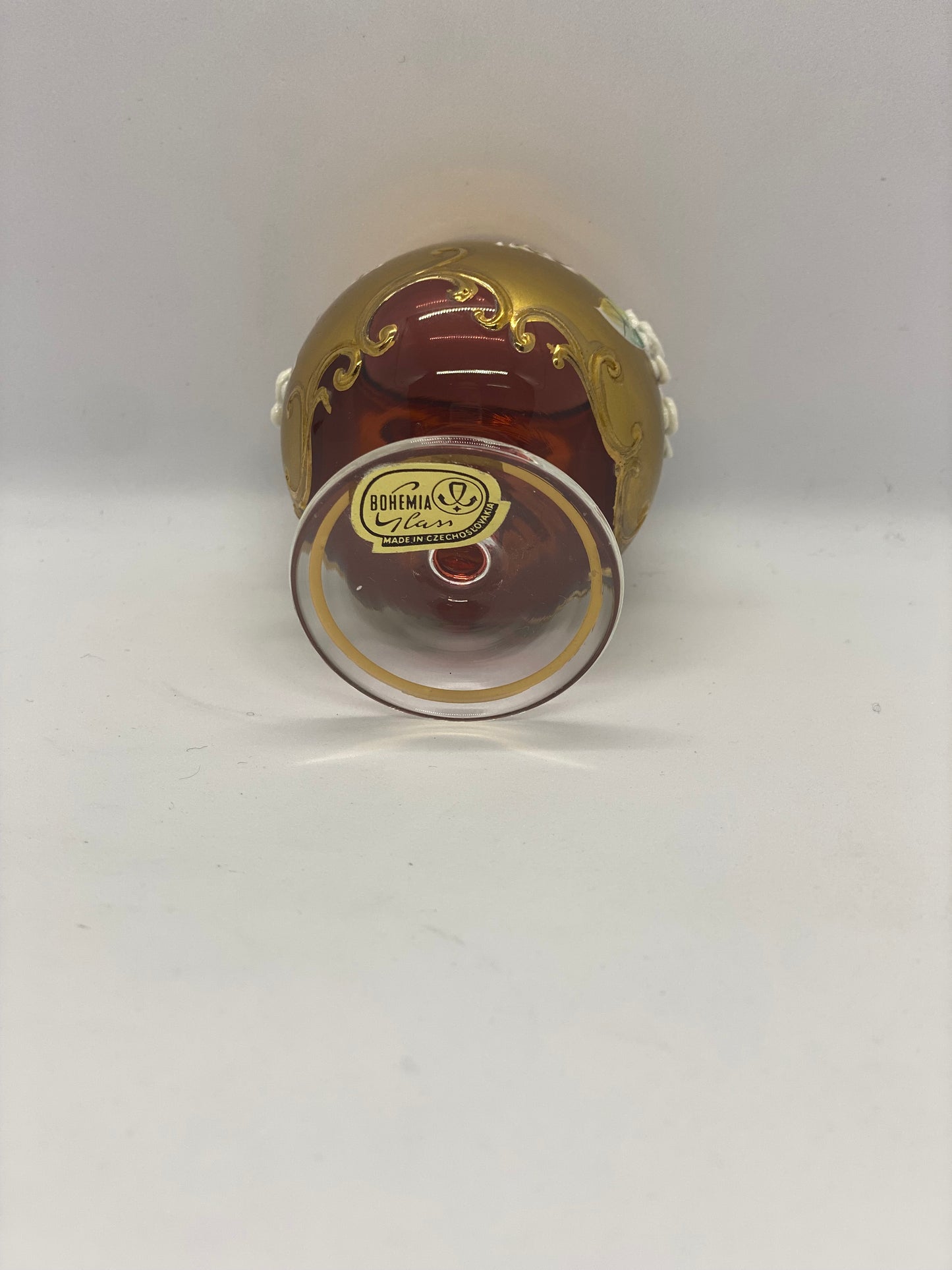 Copa de licor de cristal bohemio rosa de mediados de siglo