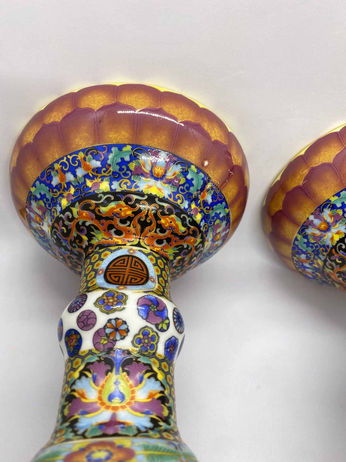 一对二十世纪末中国彩绘花瓶