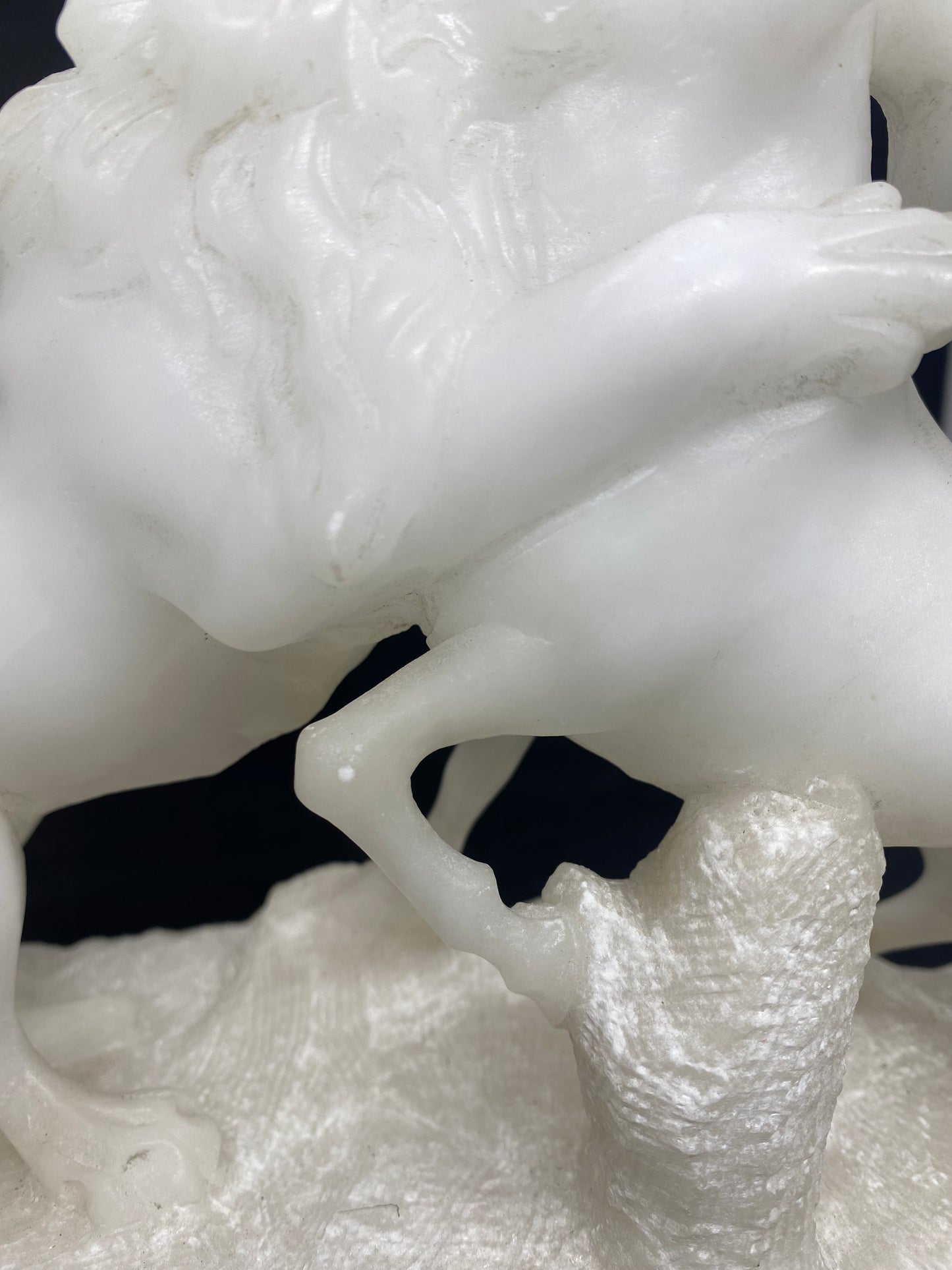 大理石底座上的古董雪花石狮子和雄鹿雕像