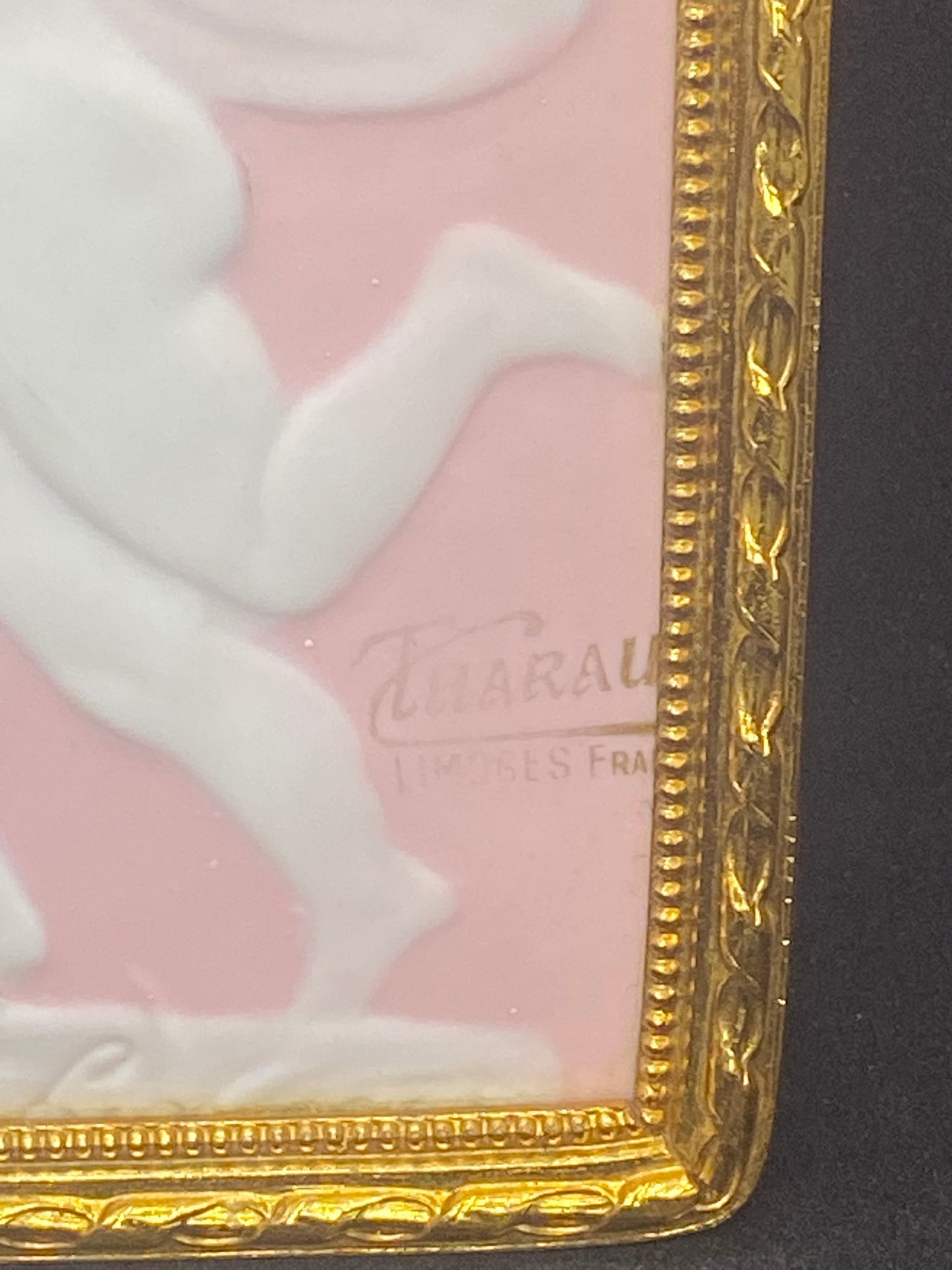 Placa de pared de porcelana jaspeada Art Déco rosa paté sur firmada por Camille Tharaud