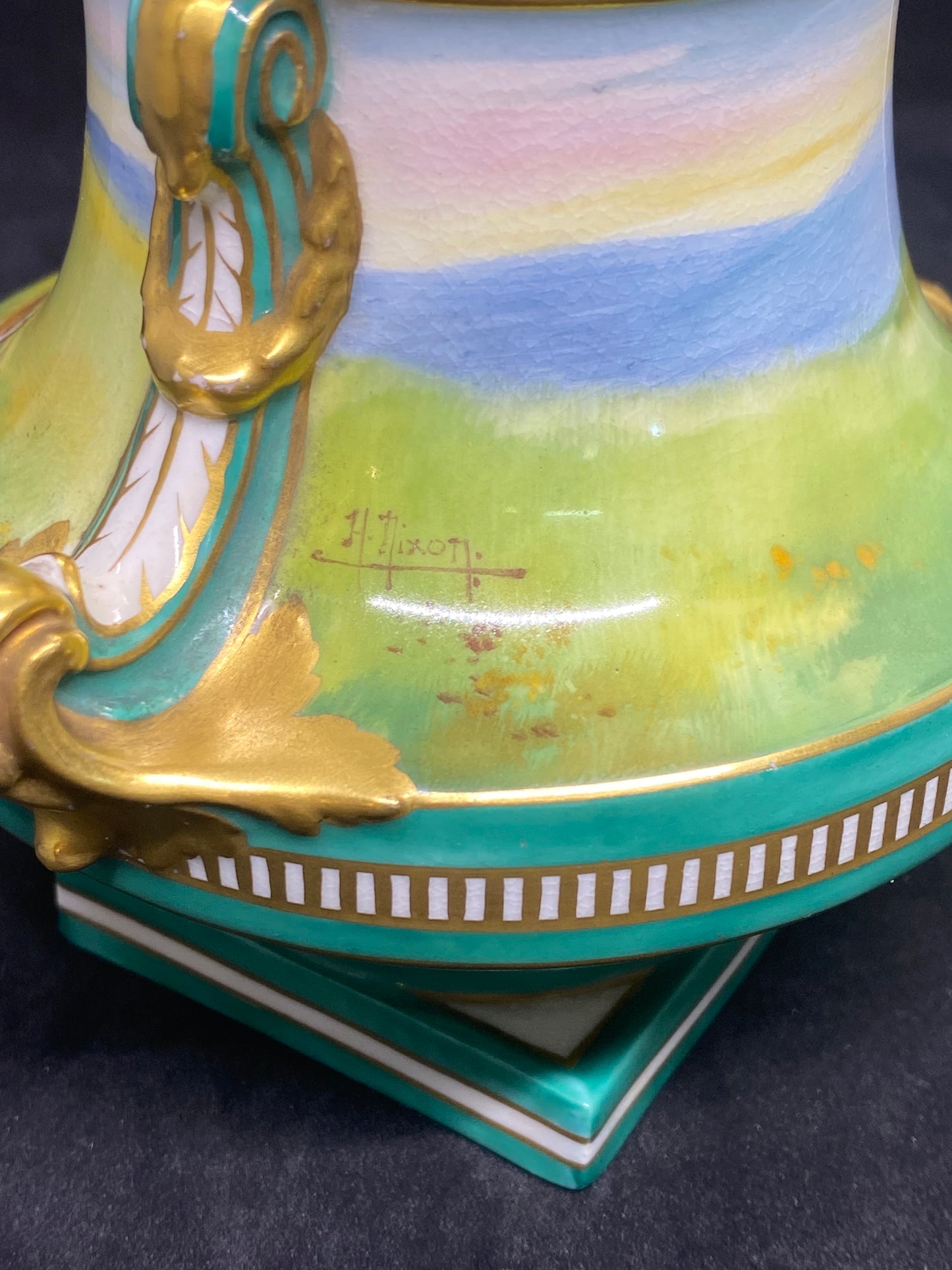 古董皇家道尔顿带盖花瓶,带有哈里·尼克松签名的耕作场景