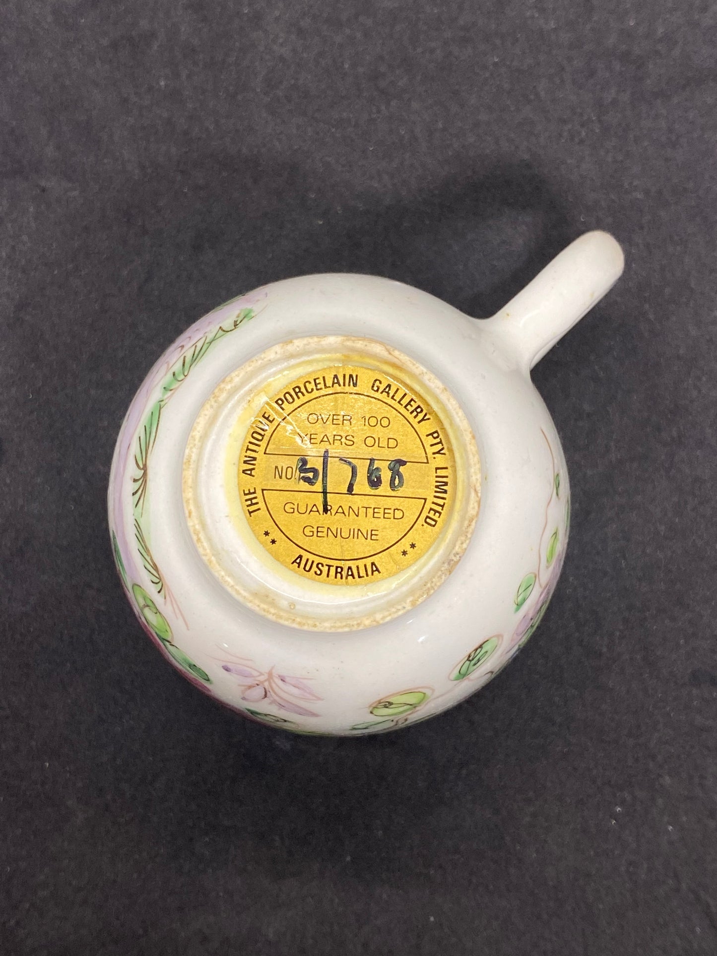 Taza de café de porcelana Bow Familia Rosa, siglo XVIII, circa 1750-1752