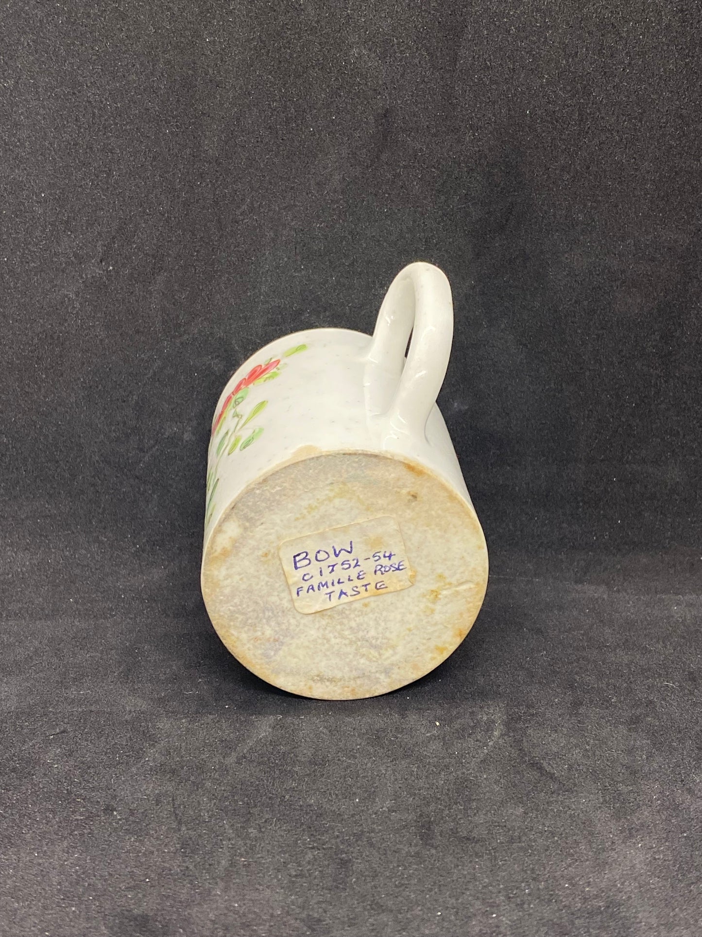 Taza de café de porcelana Bow Familia Rosa, siglo XVIII, circa 1750-1752