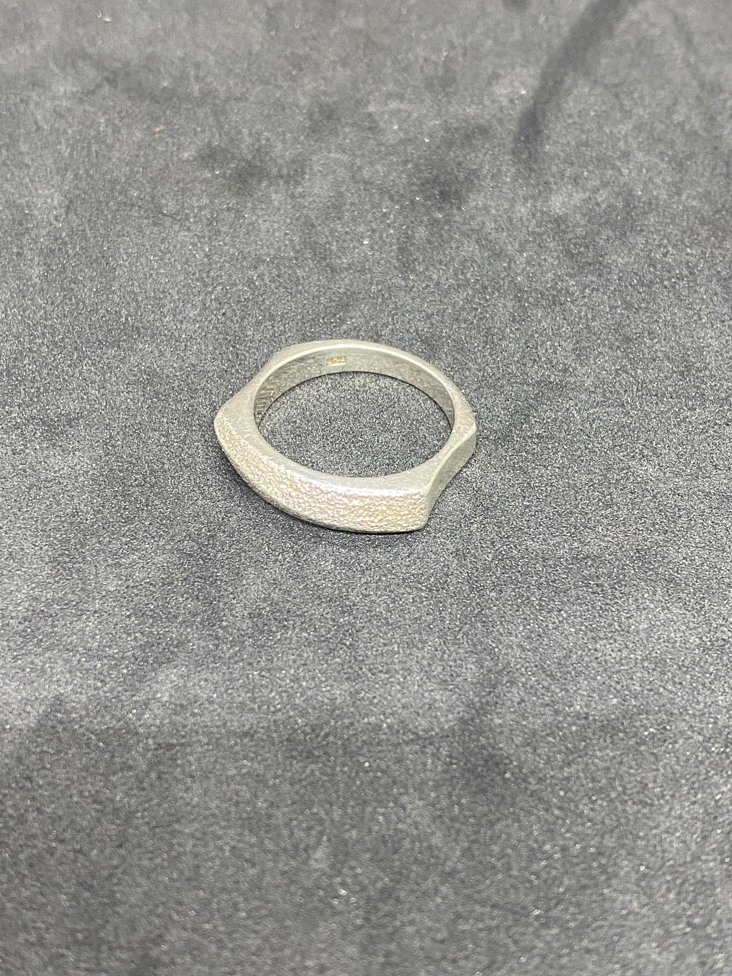 Anillo vintage de plata de ley con acabado martillado a mano