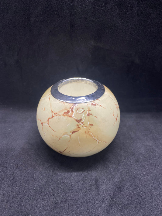 Portacerillas/encendedor de cerámica de Taylor, Tunnicliffe, & Co., de finales de la época victoriana, con borde de plata esterlina.