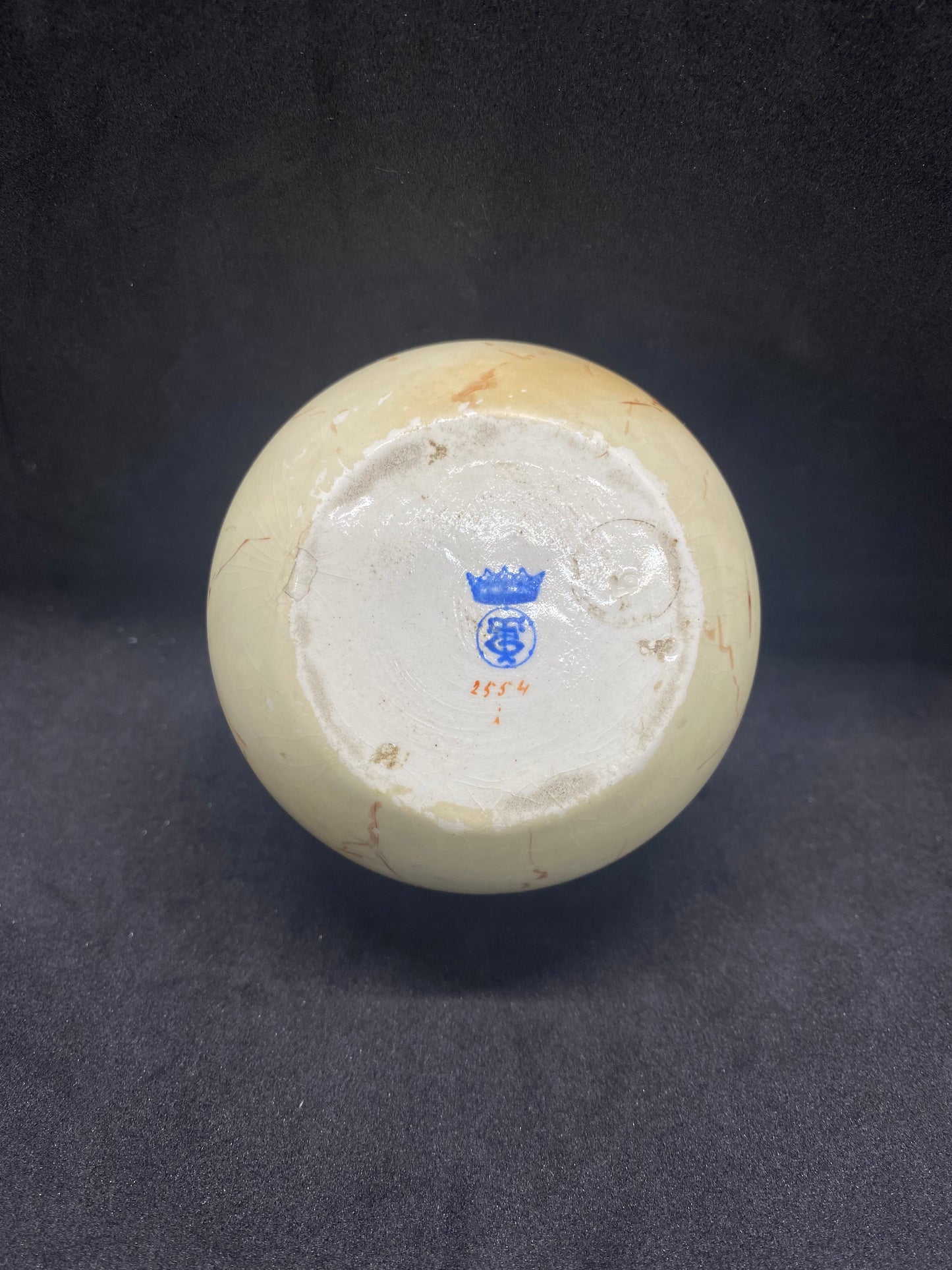 Portacerillas/encendedor de cerámica de Taylor, Tunnicliffe, & Co., de finales de la época victoriana, con borde de plata esterlina.