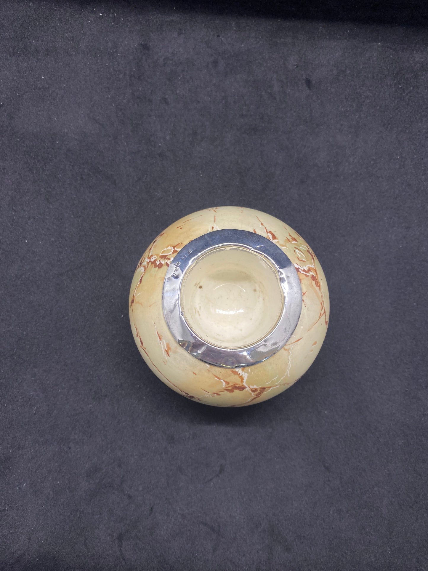 Portacerillas/encendedor de cerámica de Taylor, Tunnicliffe, & Co., de finales de la época victoriana, con borde de plata esterlina.