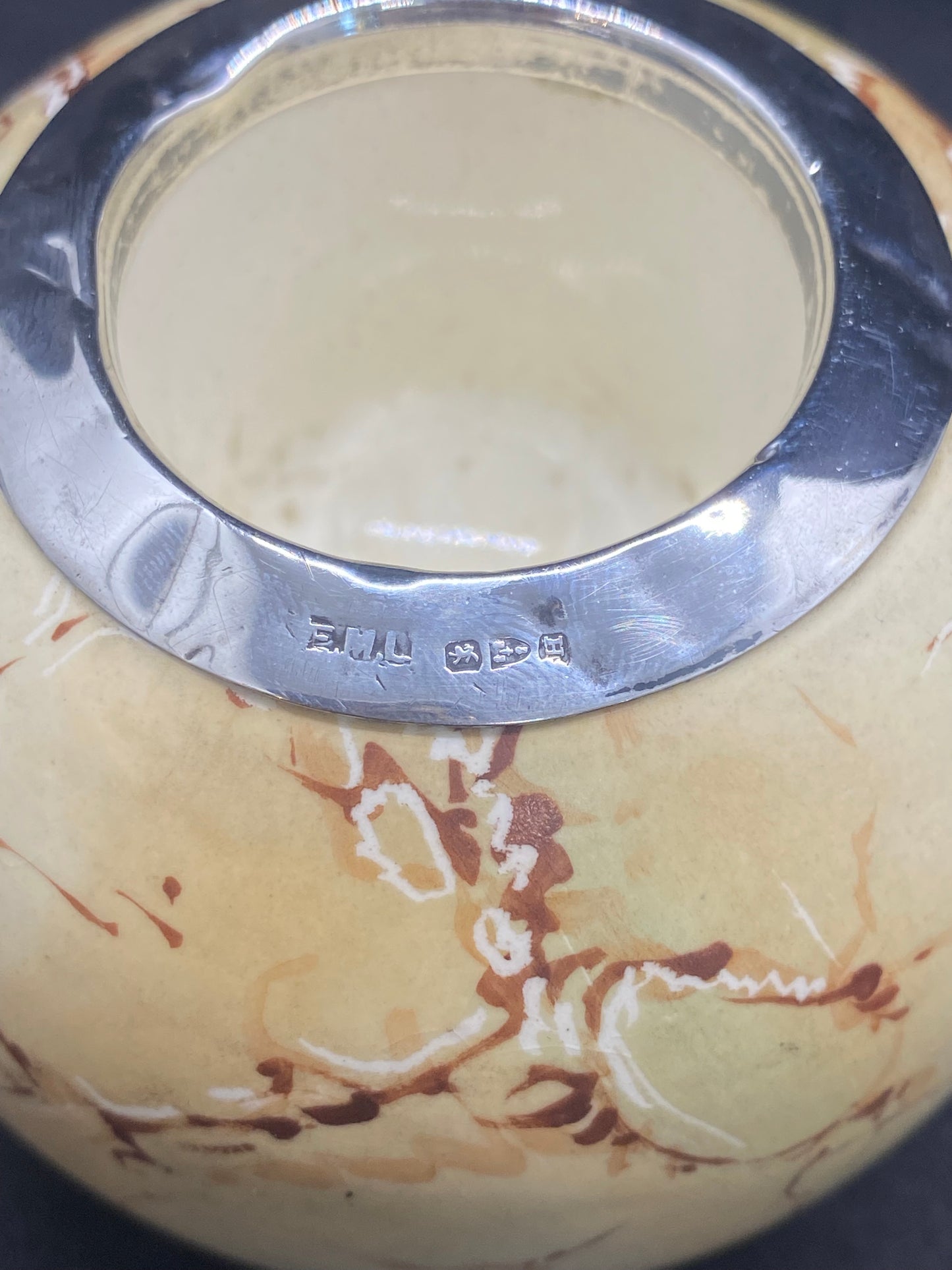 Portacerillas/encendedor de cerámica de Taylor, Tunnicliffe, & Co., de finales de la época victoriana, con borde de plata esterlina.