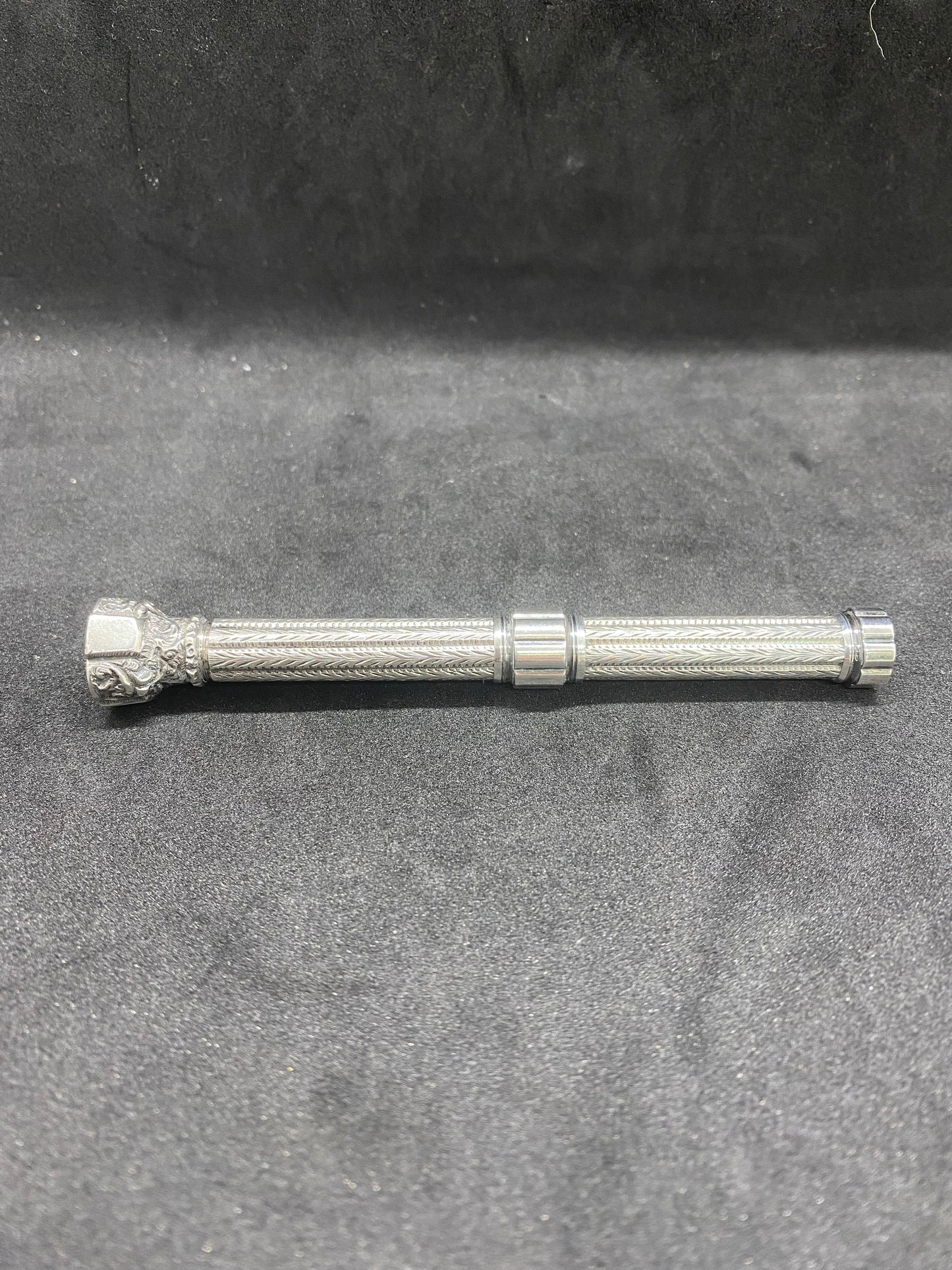 Un portaminas victoriano de plata con sello de citrino en la parte superior