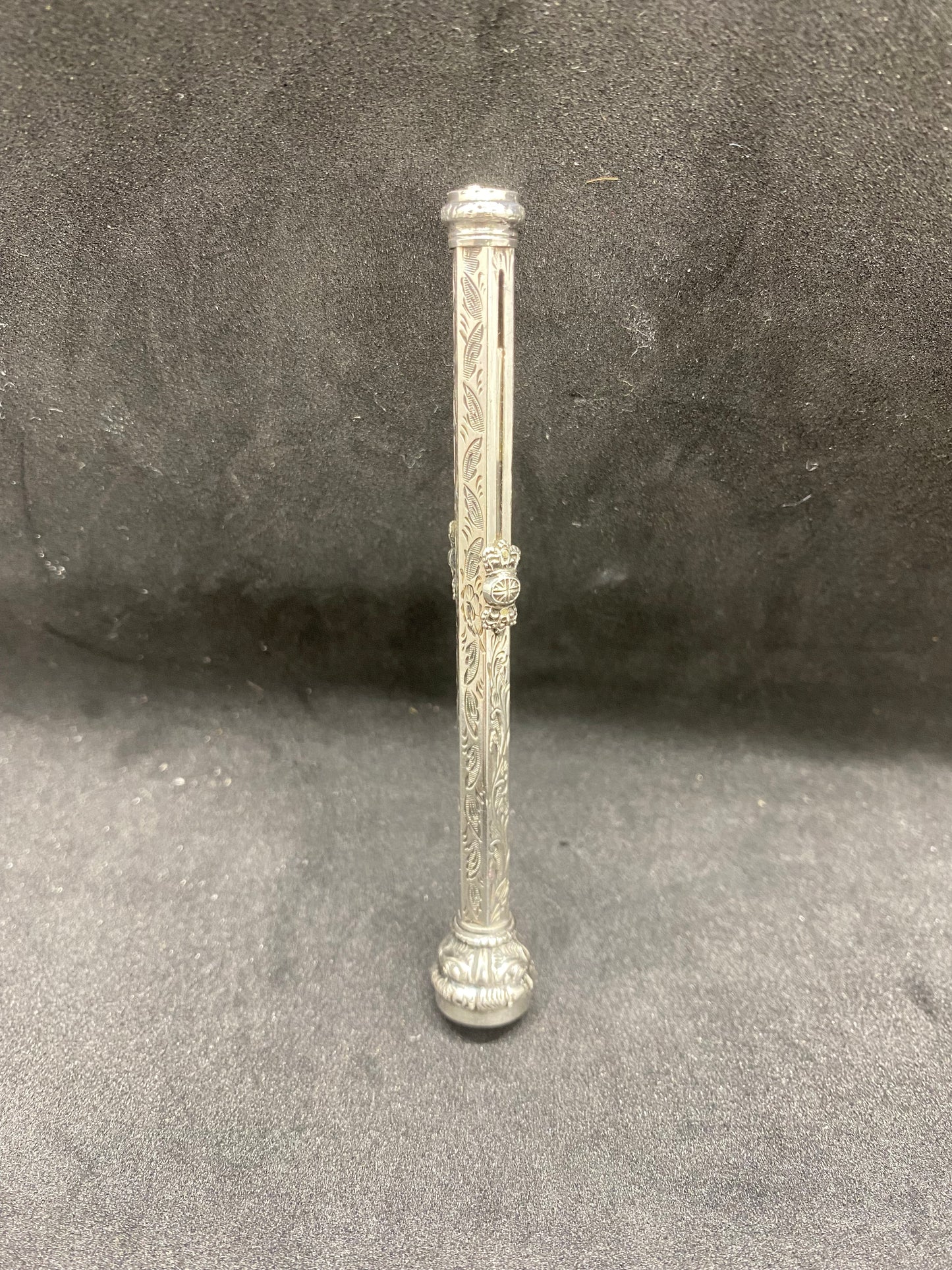 Pluma estilográfica y portaminas de plata esterlina de finales de la época victoriana con sello de cornalina en la parte superior