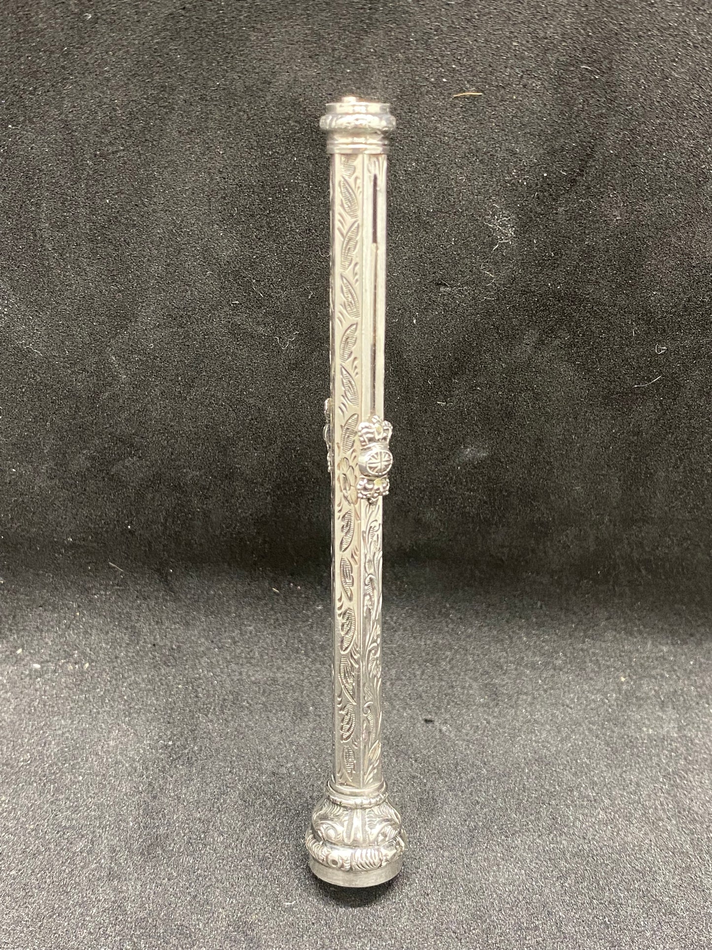 Pluma estilográfica y portaminas de plata esterlina de finales de la época victoriana con sello de cornalina en la parte superior