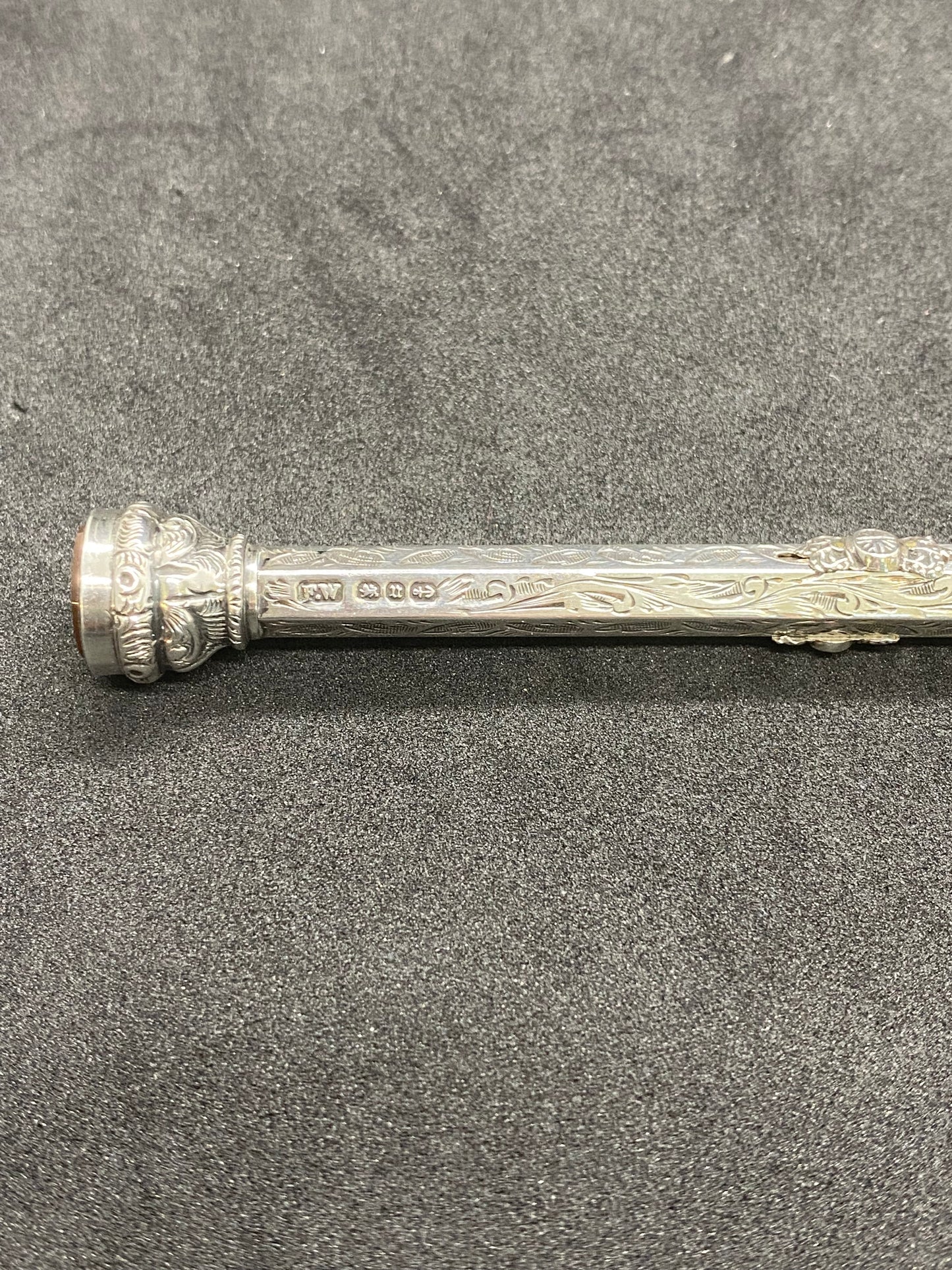 Pluma estilográfica y portaminas de plata esterlina de finales de la época victoriana con sello de cornalina en la parte superior