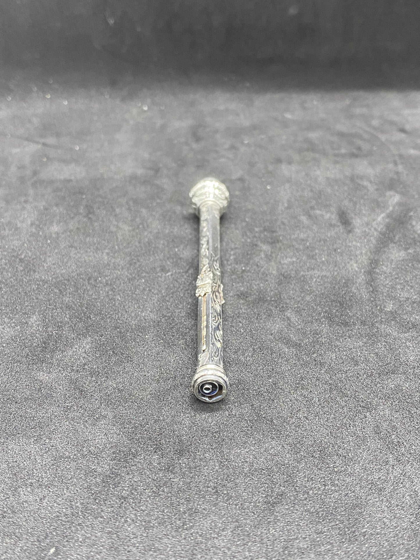 Pluma estilográfica y portaminas de plata esterlina de finales de la época victoriana con sello de cornalina en la parte superior