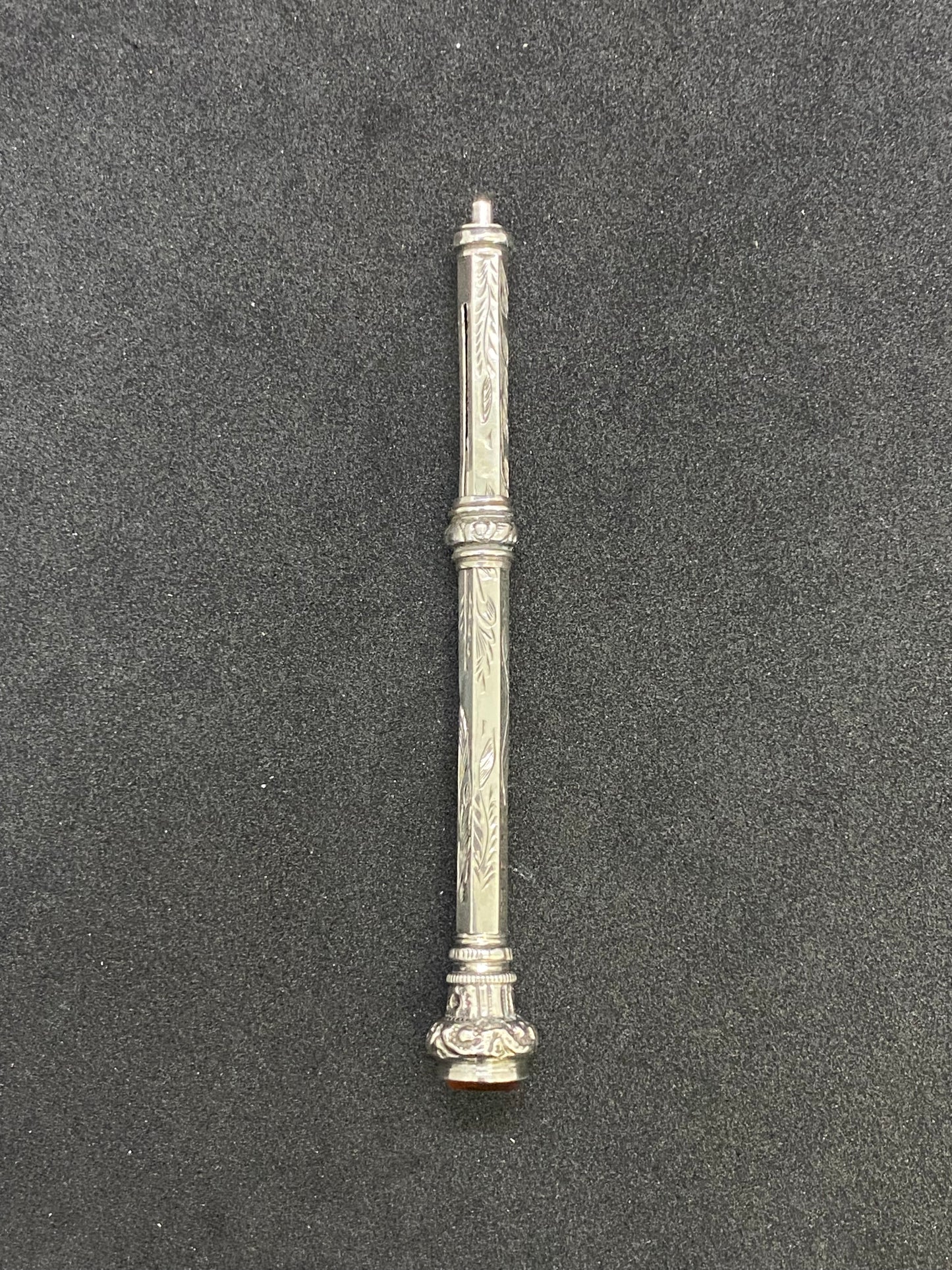 Lápiz propulsor de plata victoriano de finales del siglo XIX con citrino y sello de cristal en la parte superior