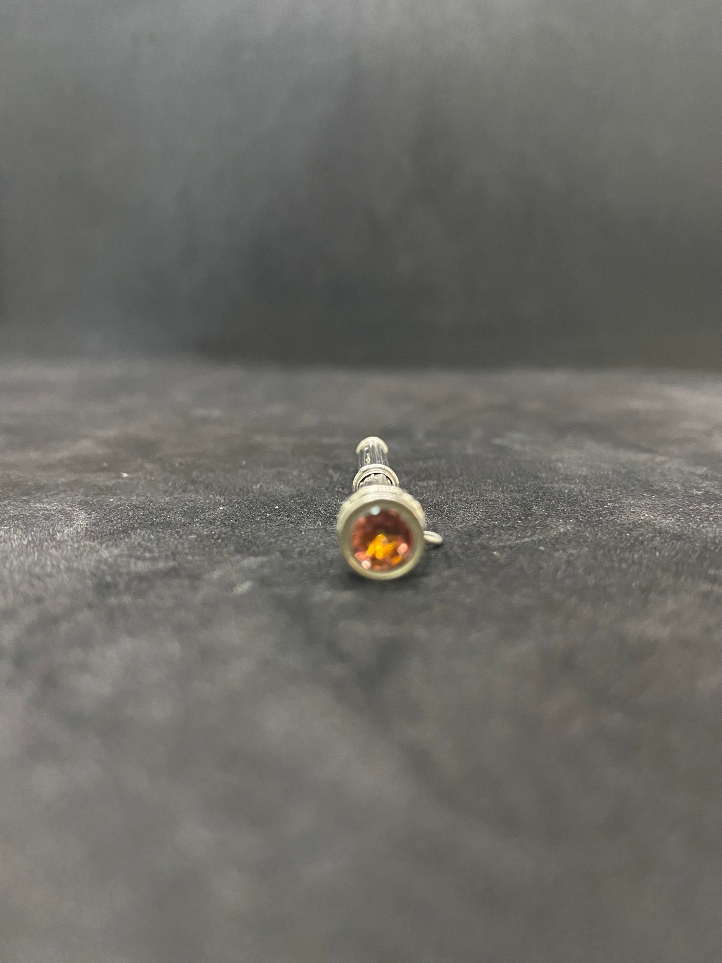 Lápiz propulsor en miniatura victoriano de plata de finales del siglo XIX con sello de cristal color citrino en la parte superior.