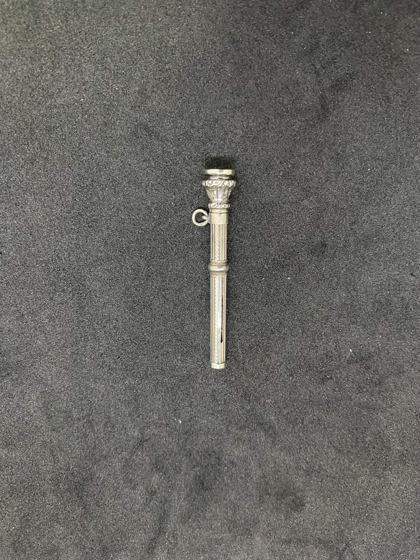 Lápiz propulsor en miniatura victoriano de plata de finales del siglo XIX con sello de cristal color citrino en la parte superior.