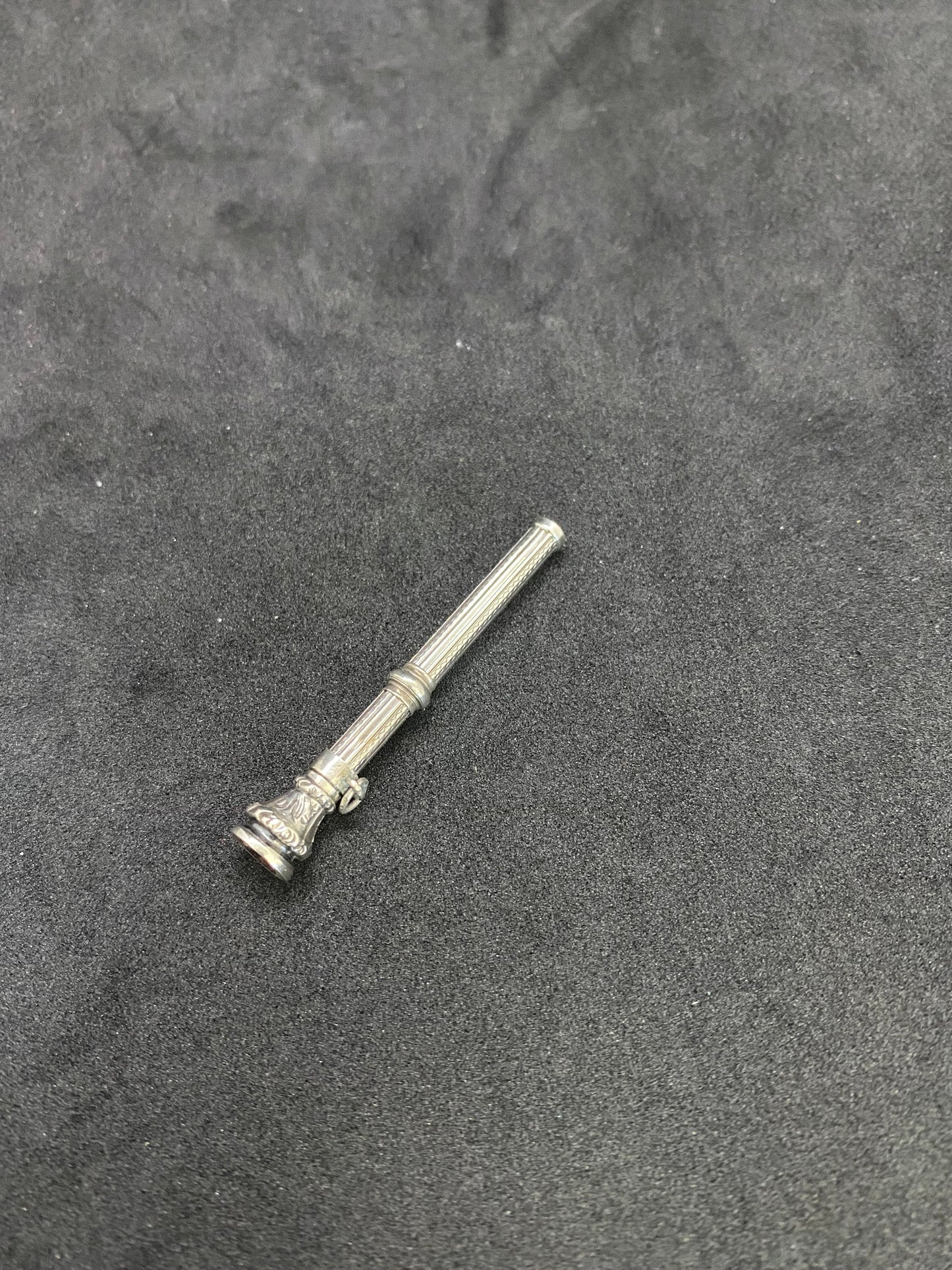 Lápiz propulsor en miniatura victoriano de plata de finales del siglo XIX con sello de cristal color citrino en la parte superior.