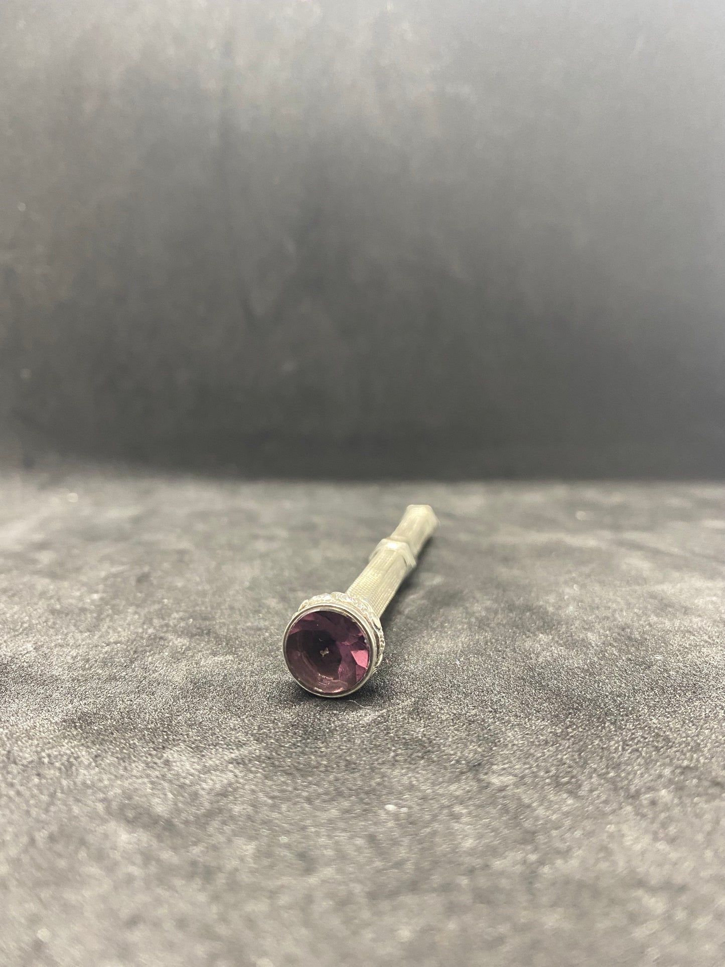 Lápiz propulsor antiguo de plata de ley con sello de amatista en la parte superior