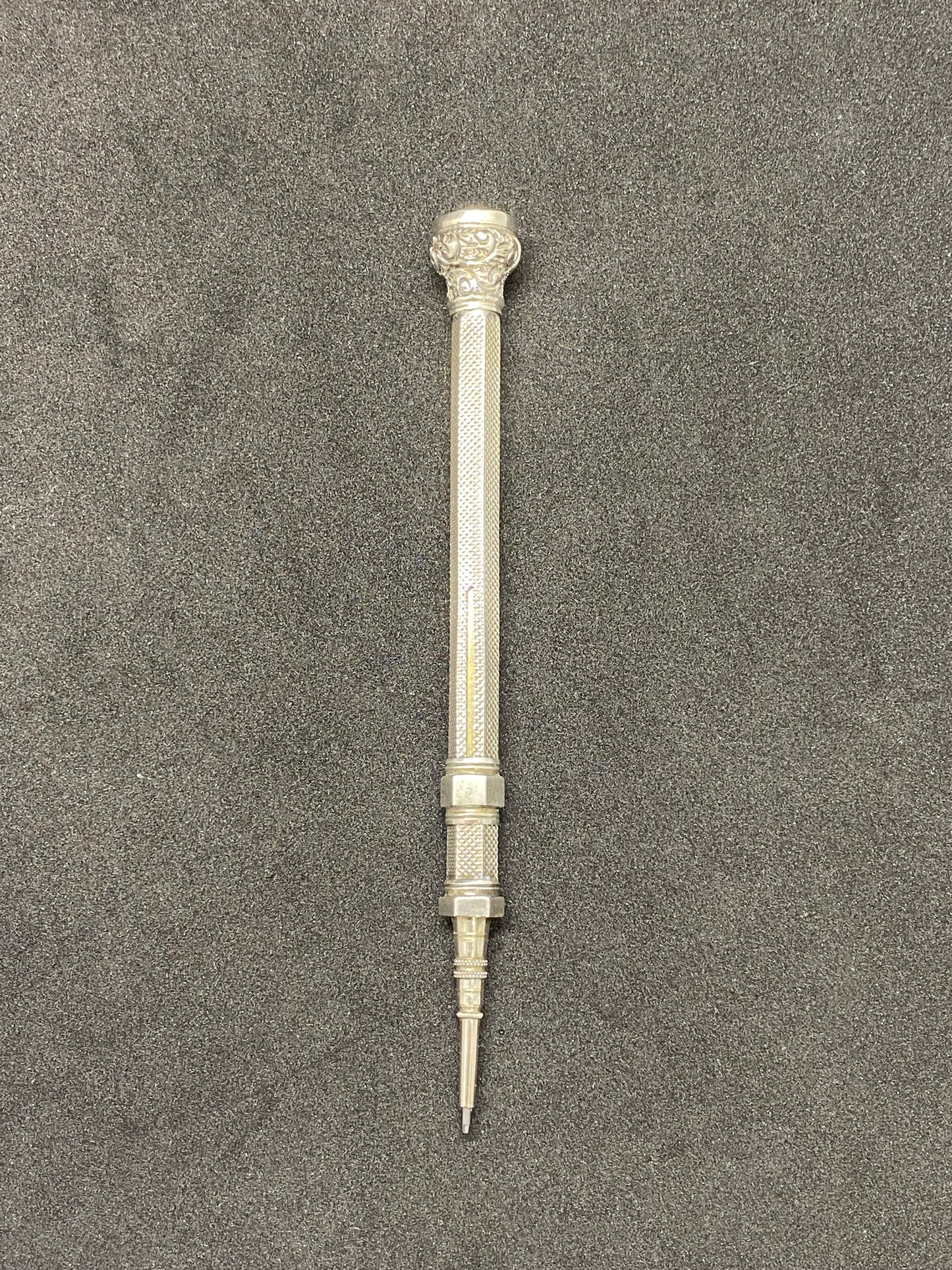 Lápiz propulsor antiguo de plata de ley con sello de amatista en la parte superior