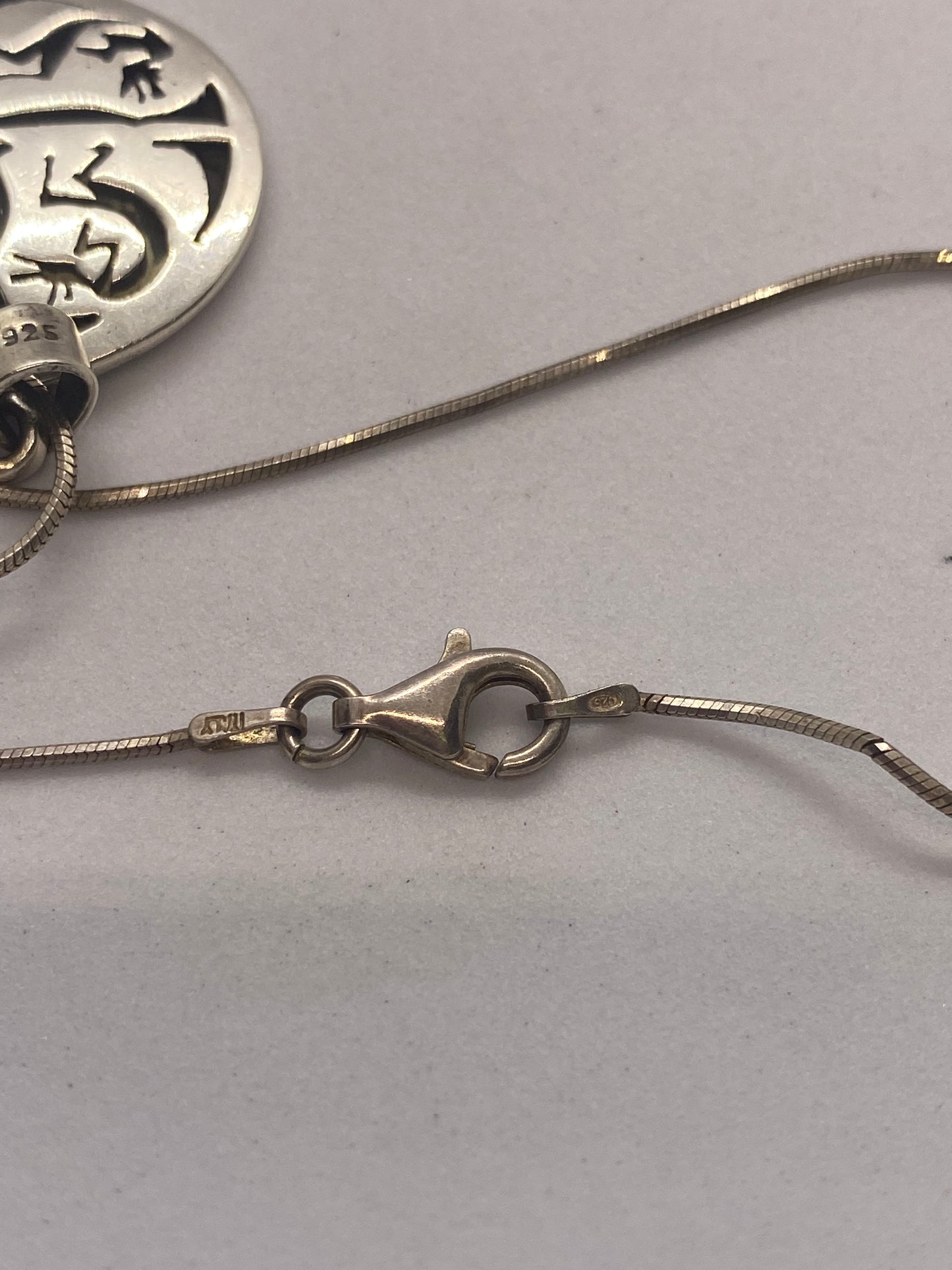 带有西南风格图案的纯银吊坠和项链