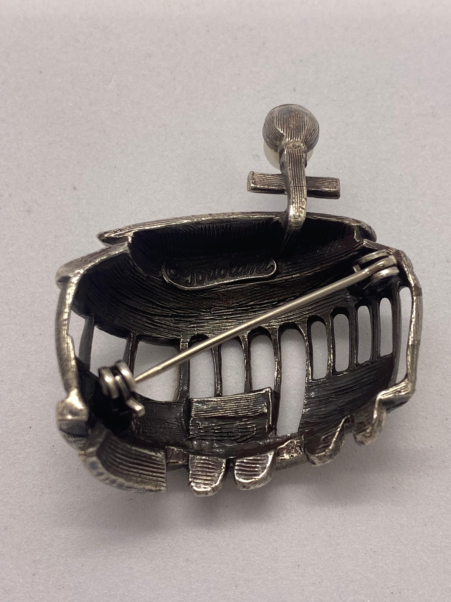 中世纪标志性服装珠宝,Tortolani 设计的电车胸针