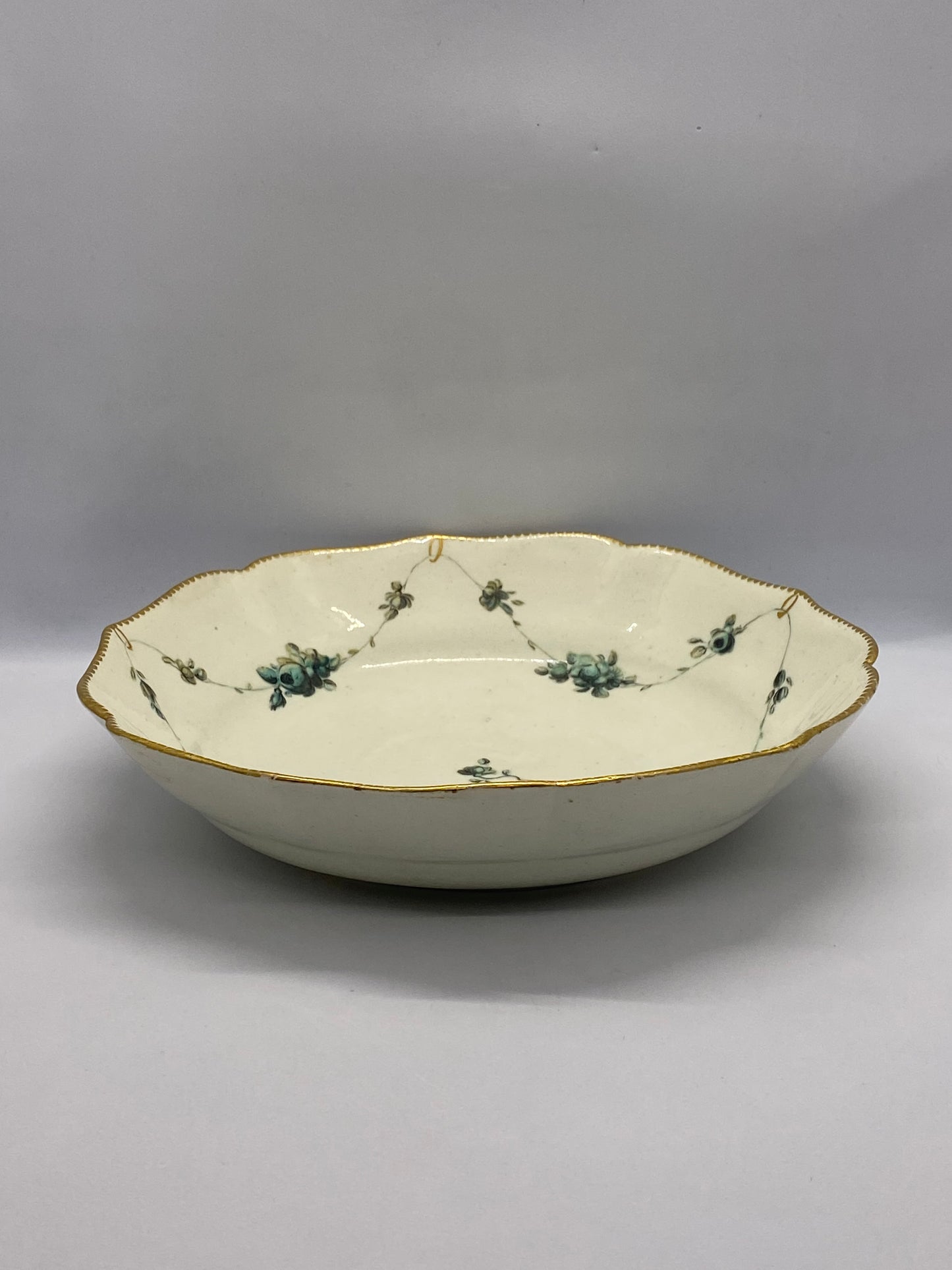 Raro cuenco georgiano Chelsea-Derby dorado y de porcelana, c. 1770-83
