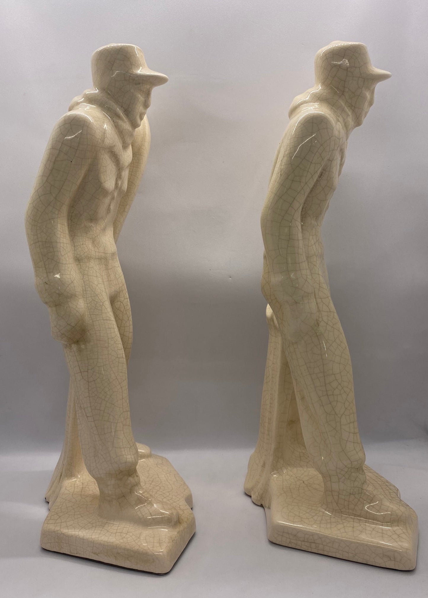 一对装饰艺术风格的滑雪者雕像,20 世纪 30 年代欧洲,由 Emaux de Louviere 签名。