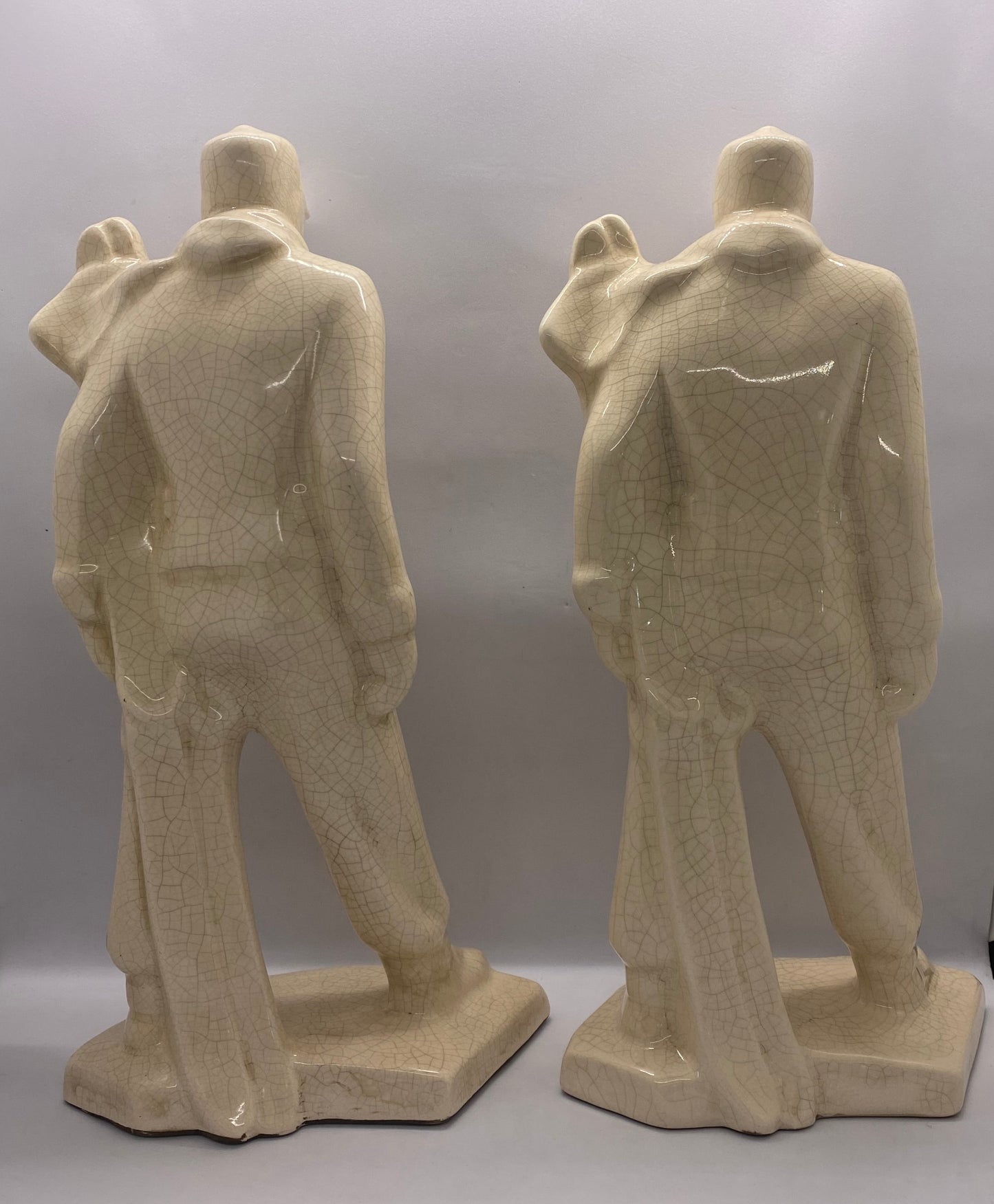 一对装饰艺术风格的滑雪者雕像,20 世纪 30 年代欧洲,由 Emaux de Louviere 签名。