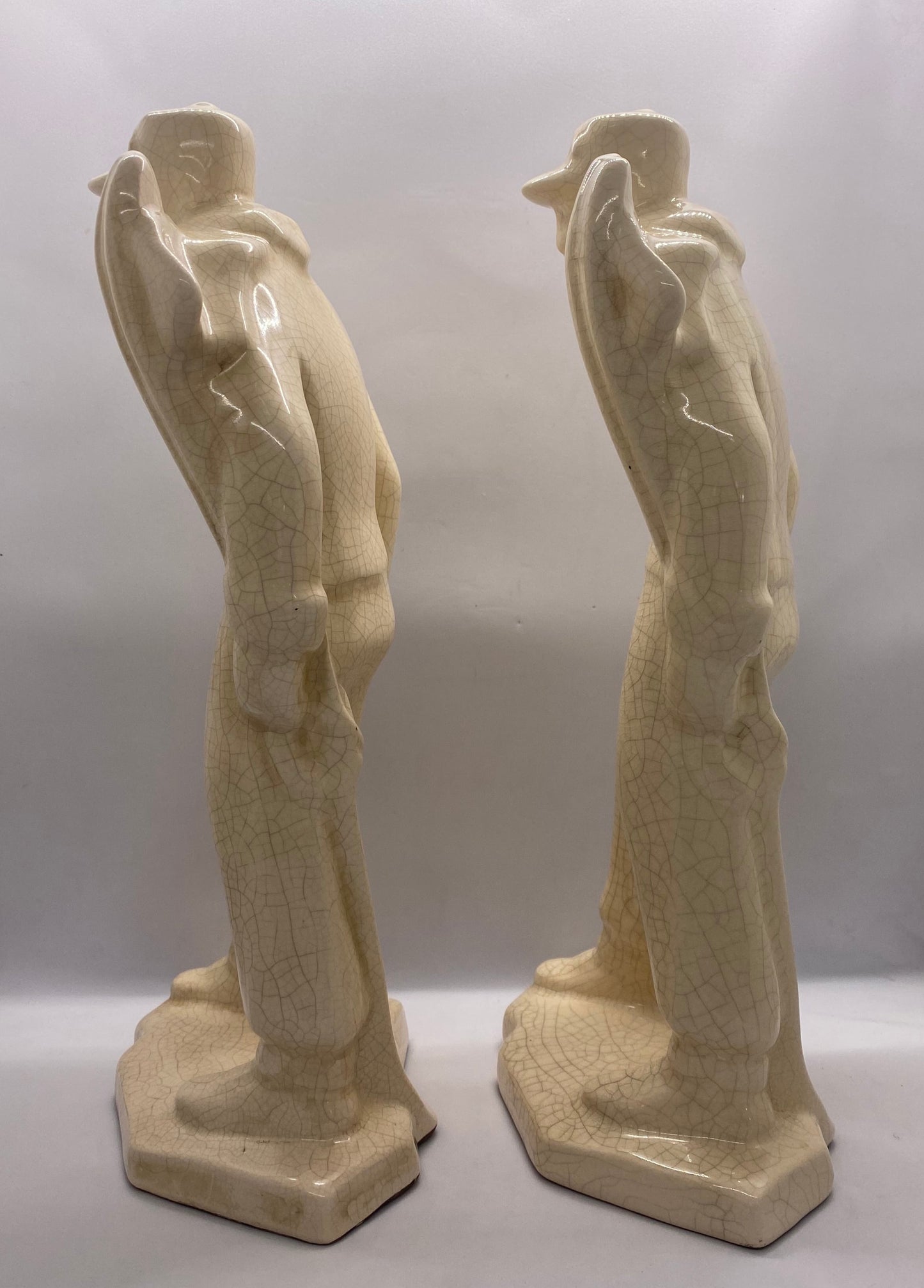 一对装饰艺术风格的滑雪者雕像,20 世纪 30 年代欧洲,由 Emaux de Louviere 签名。