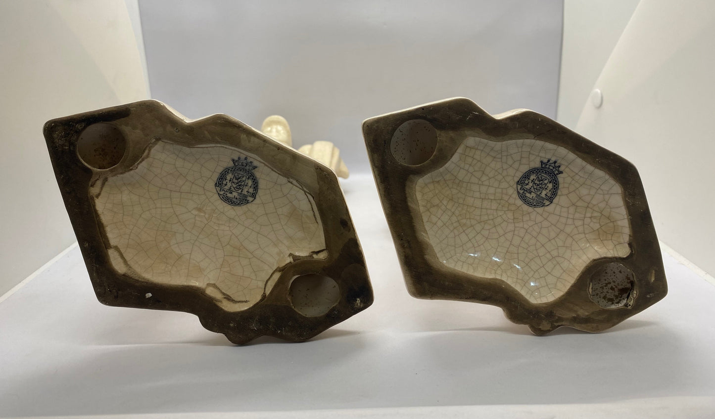 一对装饰艺术风格的滑雪者雕像,20 世纪 30 年代欧洲,由 Emaux de Louviere 签名。