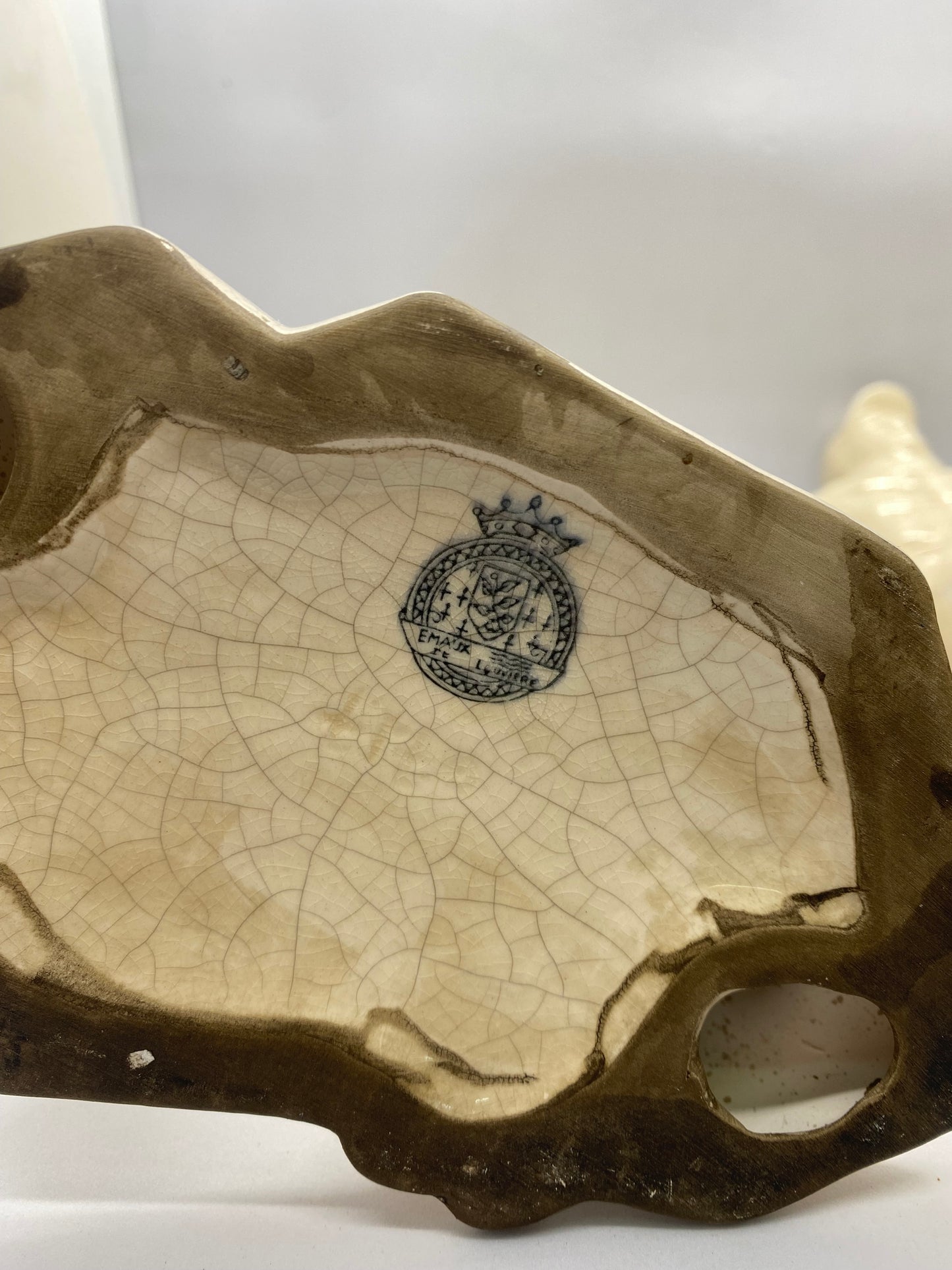 一对装饰艺术风格的滑雪者雕像,20 世纪 30 年代欧洲,由 Emaux de Louviere 签名。