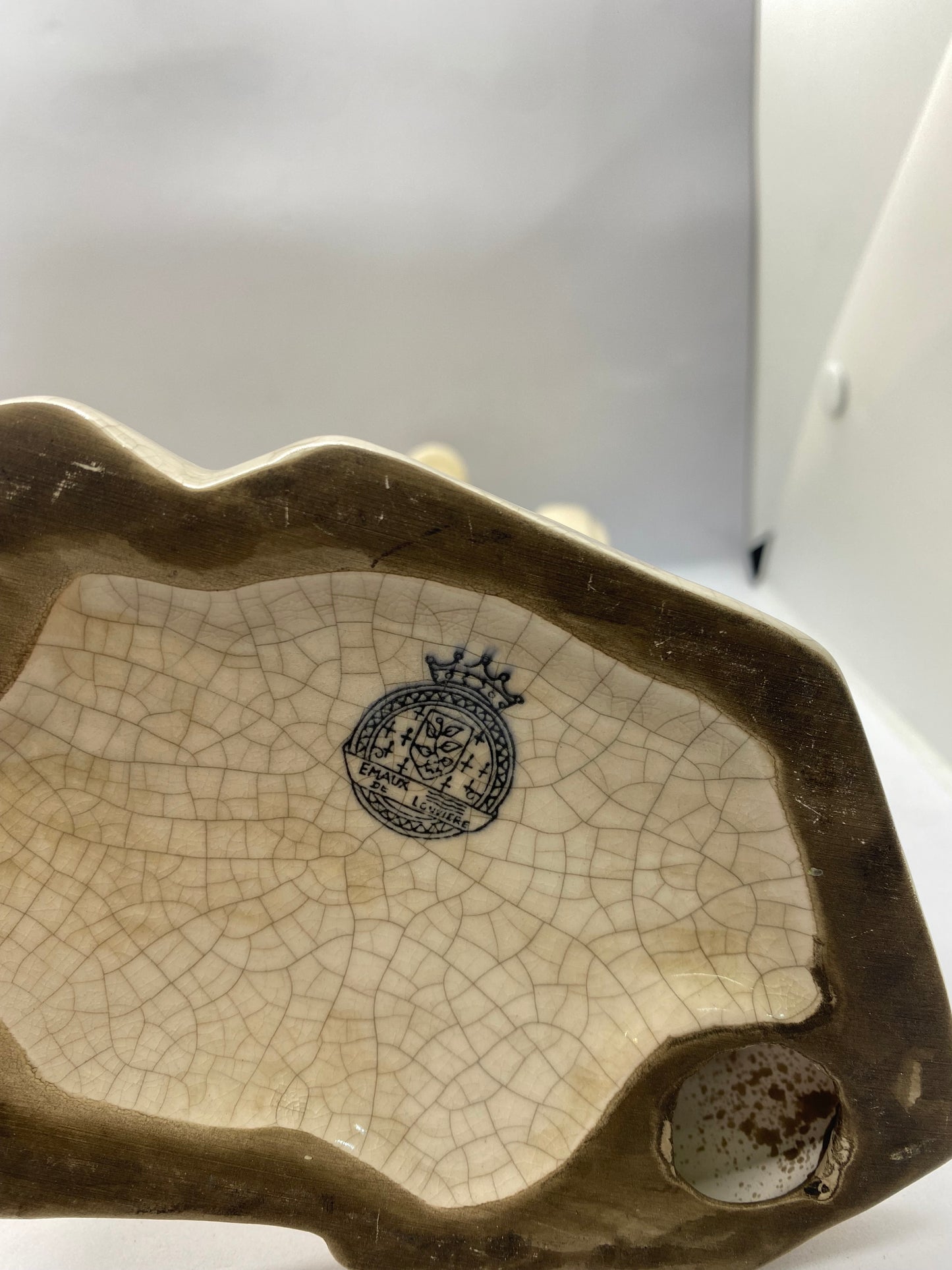 一对装饰艺术风格的滑雪者雕像,20 世纪 30 年代欧洲,由 Emaux de Louviere 签名。