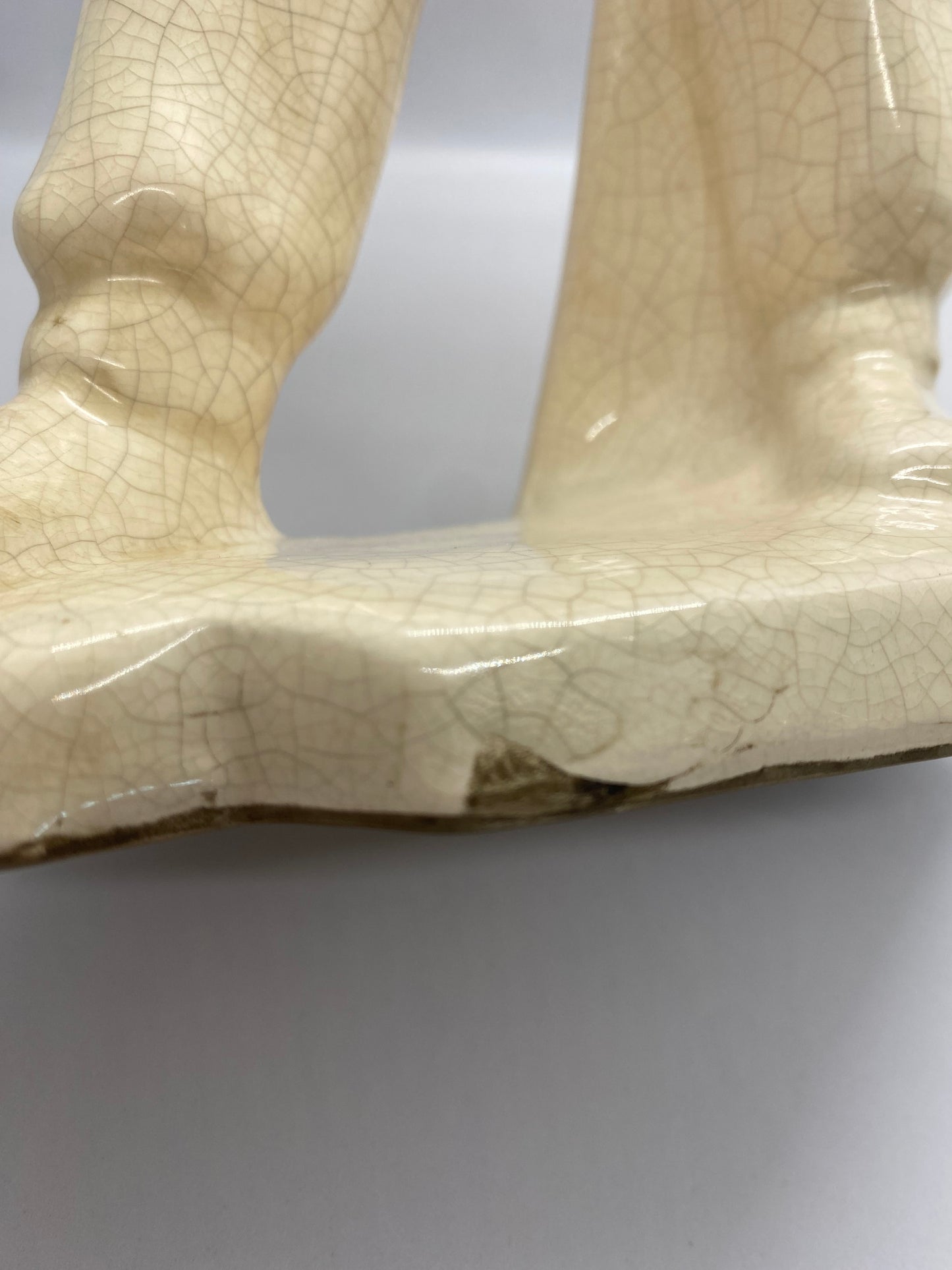 一对装饰艺术风格的滑雪者雕像,20 世纪 30 年代欧洲,由 Emaux de Louviere 签名。