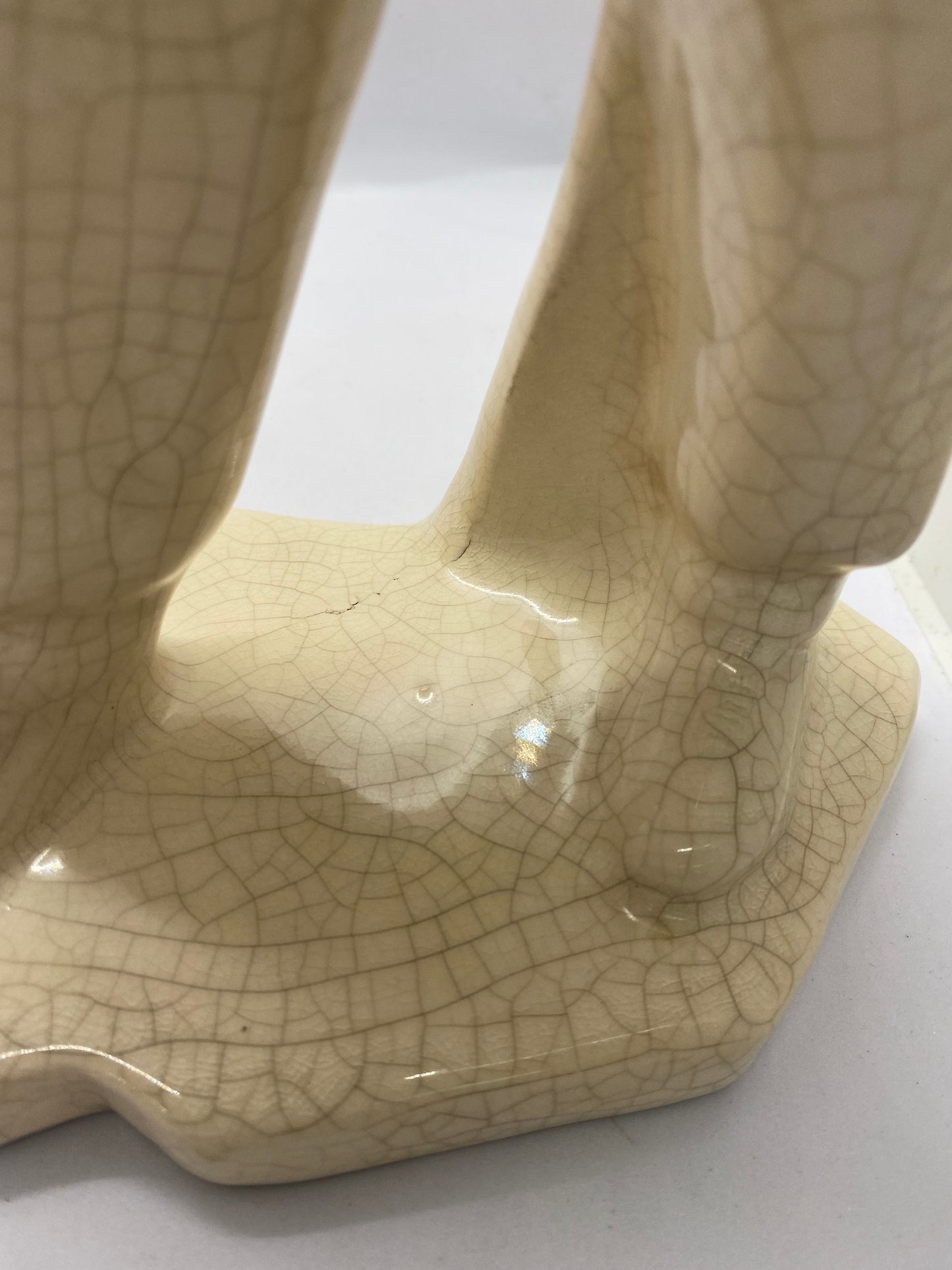 一对装饰艺术风格的滑雪者雕像,20 世纪 30 年代欧洲,由 Emaux de Louviere 签名。