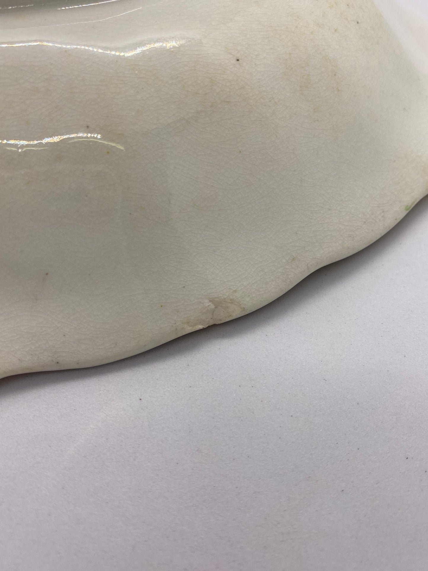 古董乔治亚风格德比瓷盘,带花卉图案和镀金边缘