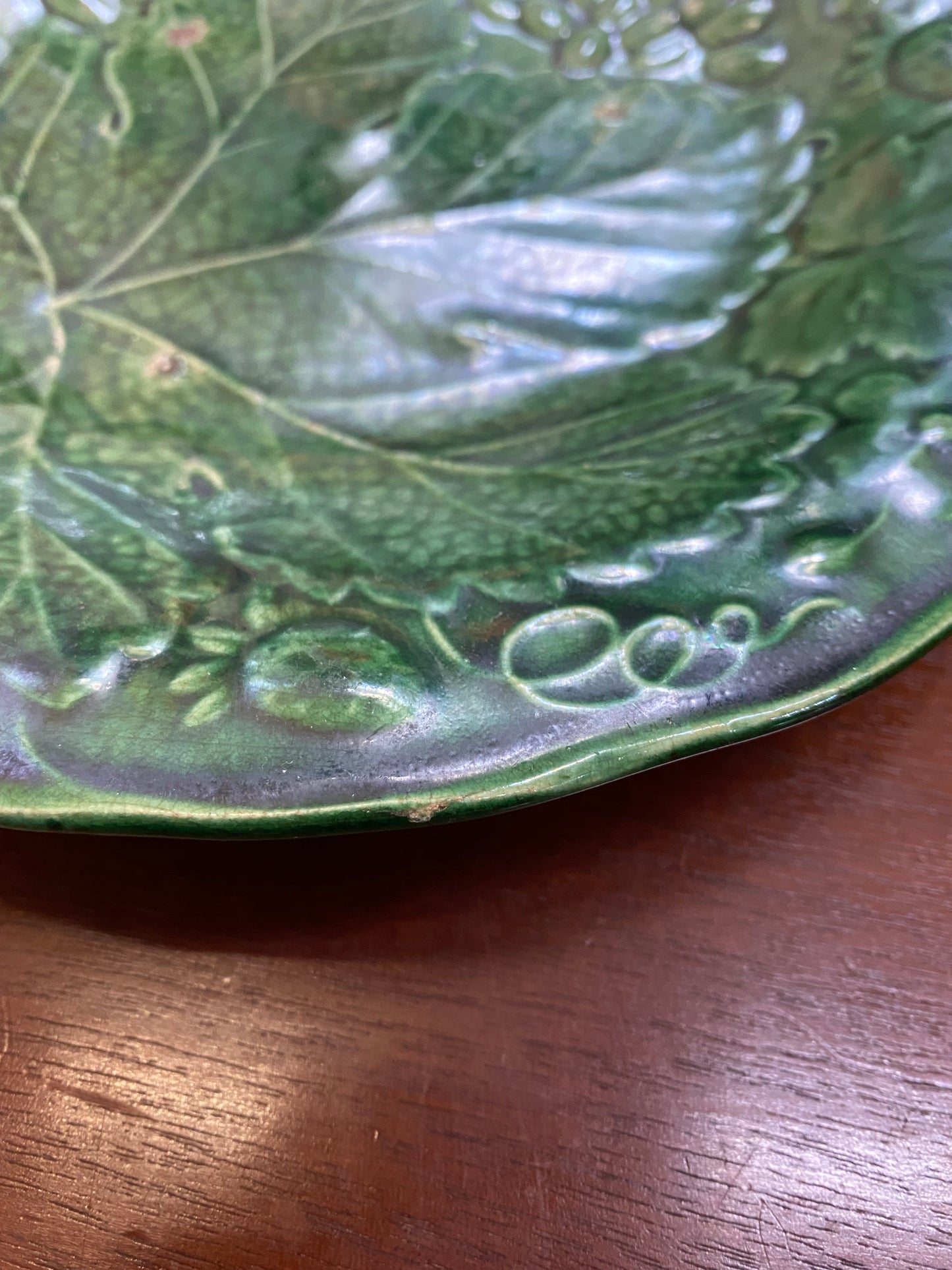 Plato de mayólica antiguo con un precioso diseño de hojas de fresa
