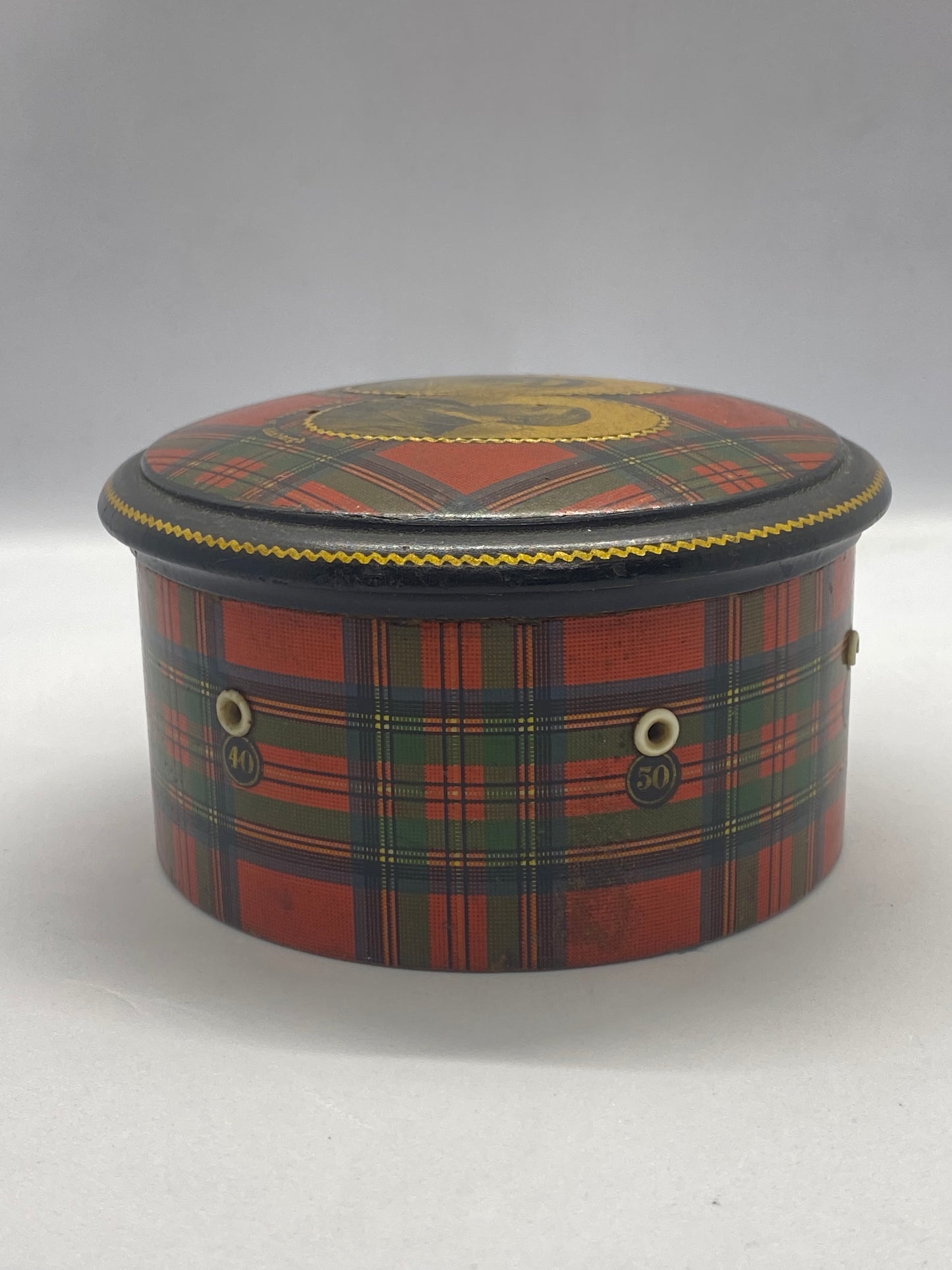 Rara caja de costura victoriana de tartán conmemorativa del matrimonio del duque de Edimburgo