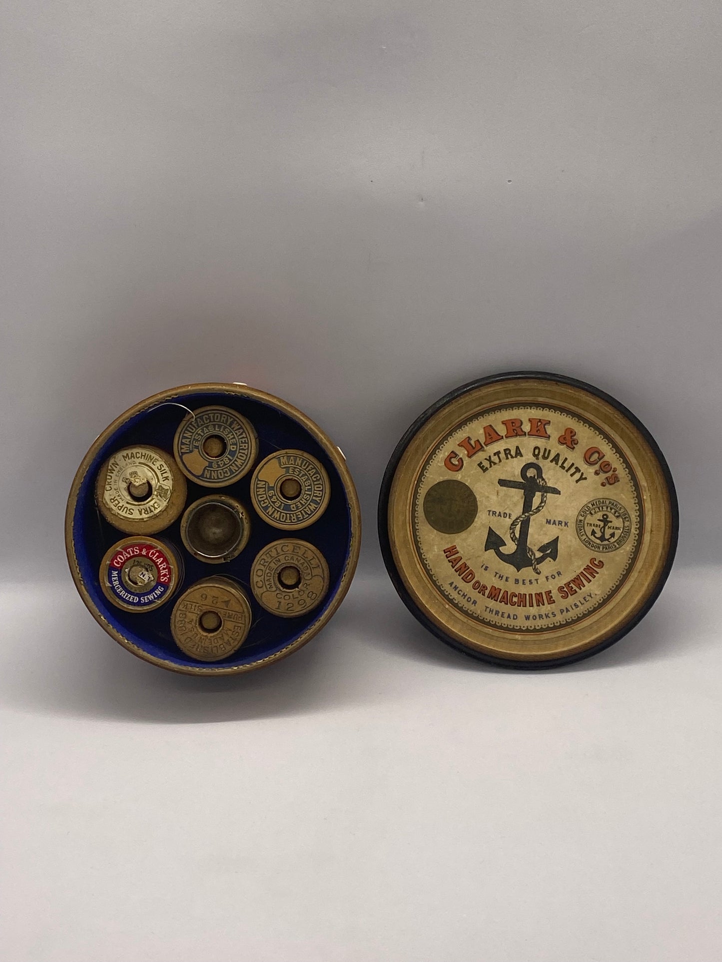 Rara caja de costura victoriana de tartán conmemorativa del matrimonio del duque de Edimburgo