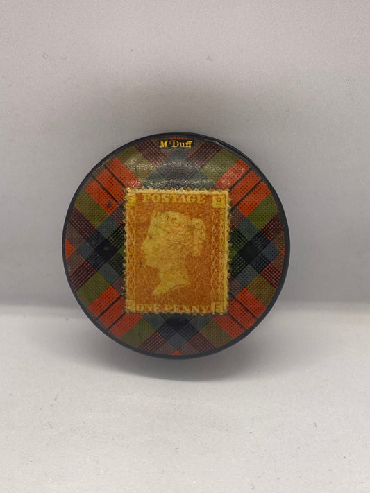 Caja de tartán victoriana del siglo XIX con decoupage y sello rojo Penny