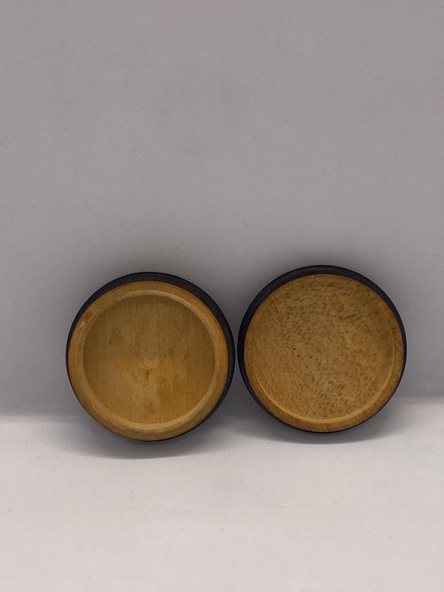 Caja de tartán victoriana del siglo XIX con decoupage y sello rojo Penny