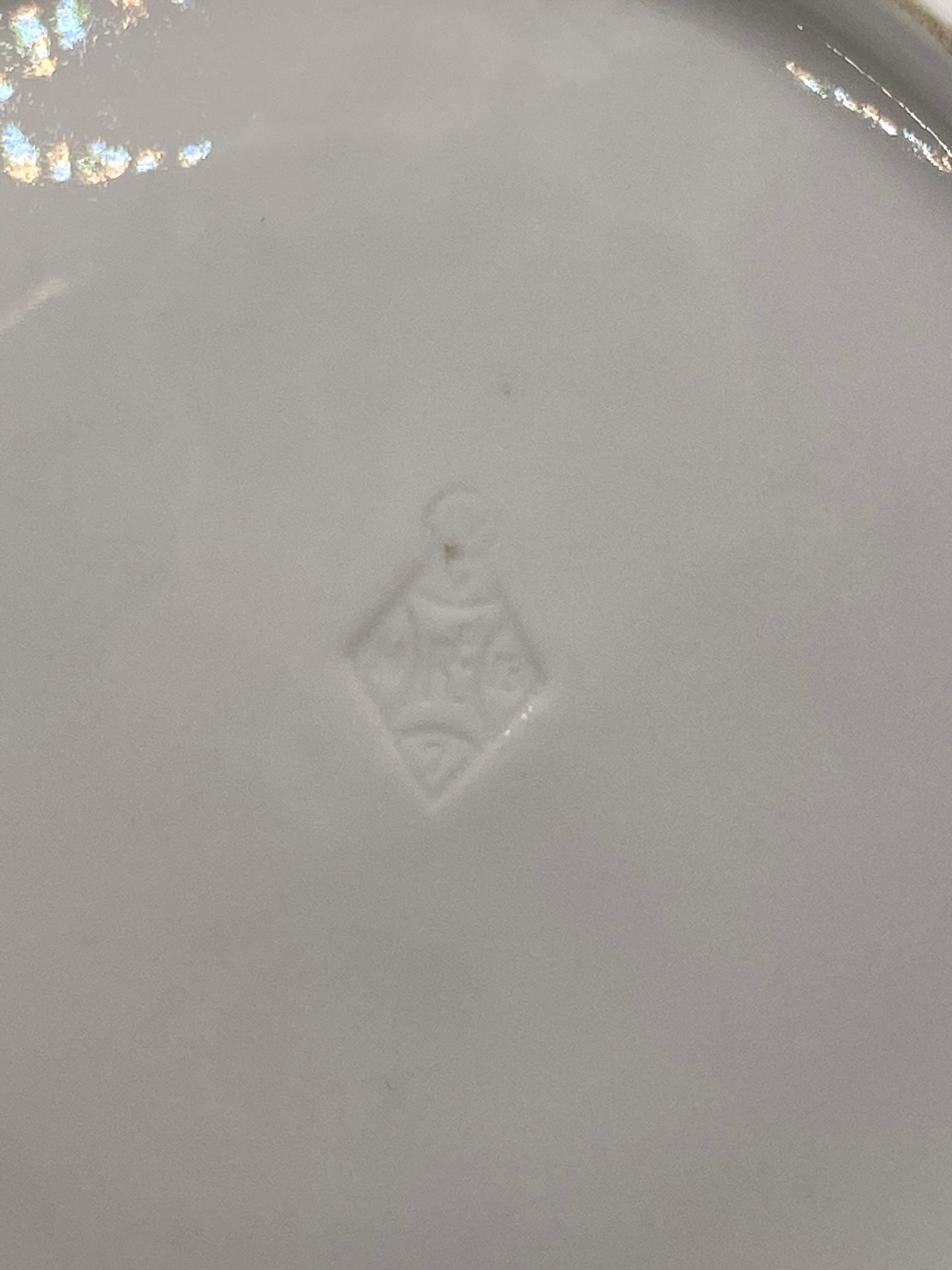 维多利亚中期浅盘两件套,明顿出品。镀金和玫瑰图案,约 1850-1853 年