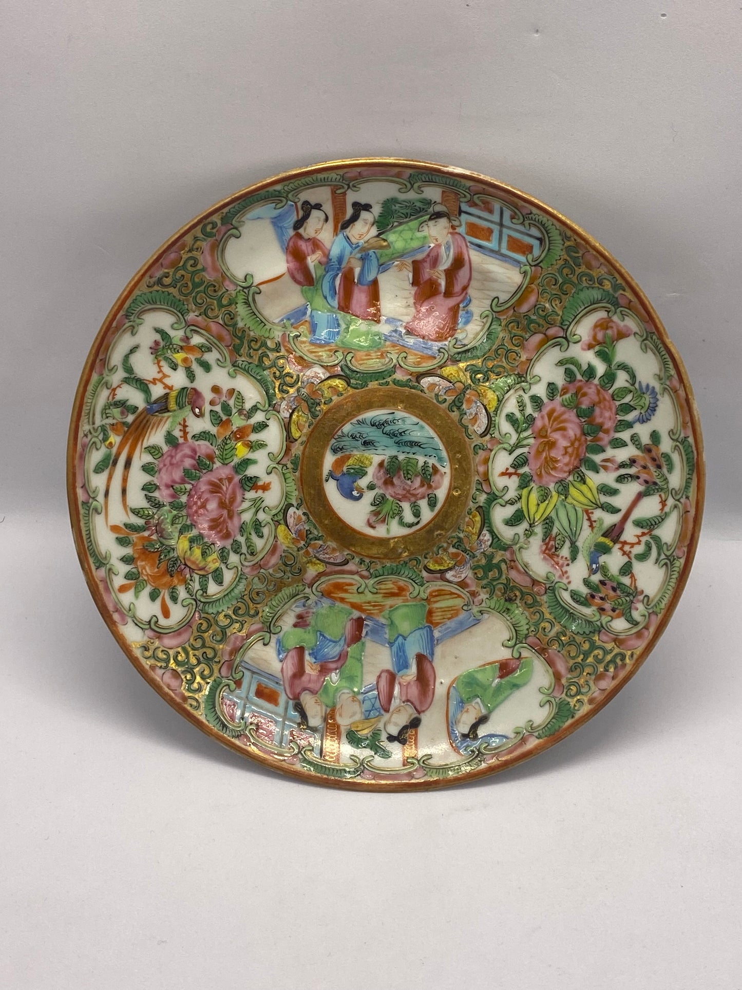 Placa con medallón de rosa de exportación de Cantón, finales del siglo XIX y principios del XX