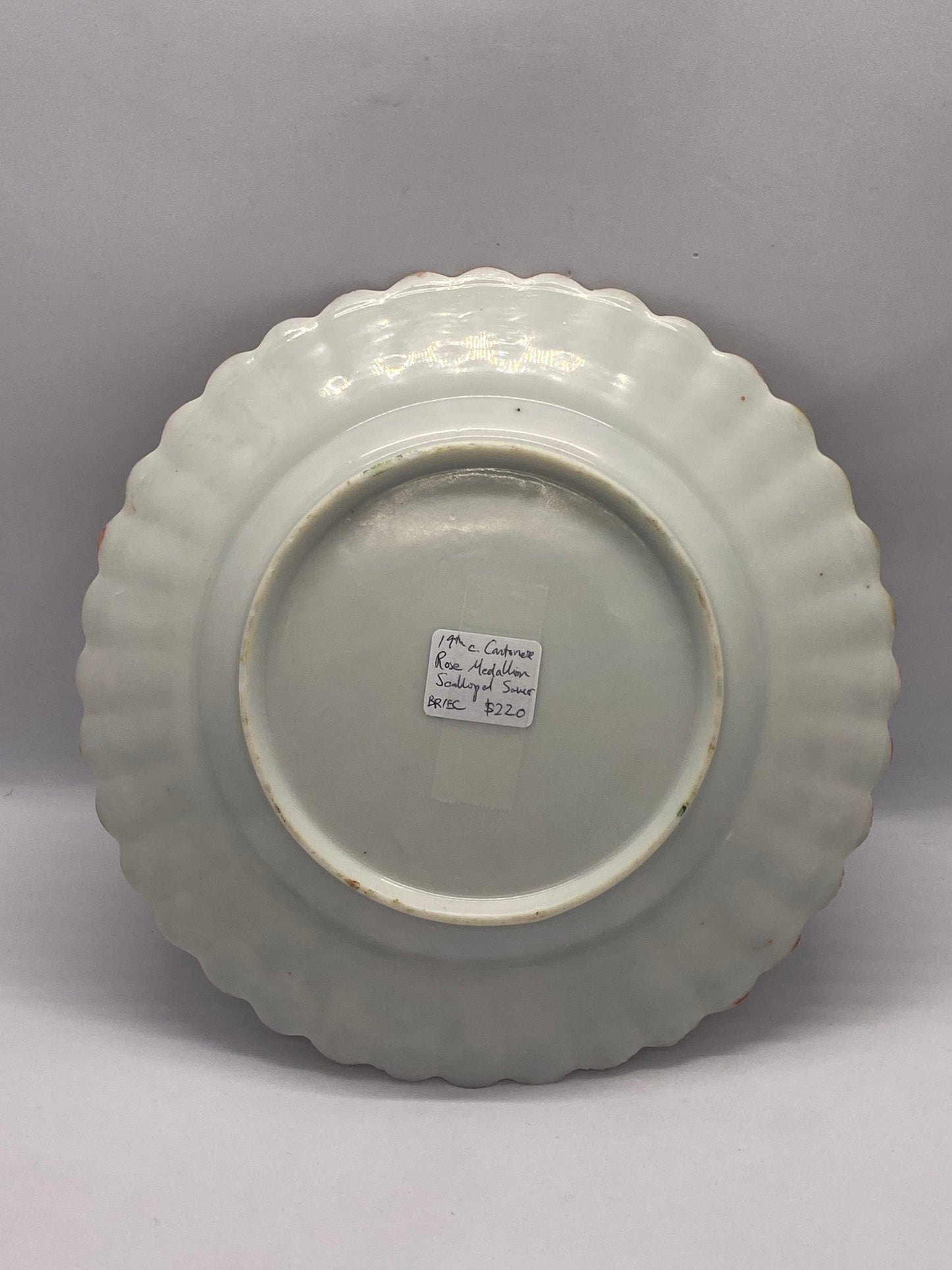 Plato medallón rosa de exportación de Cantón, de mediados a finales del siglo XIX, con patrón festoneado - 1 de 3.