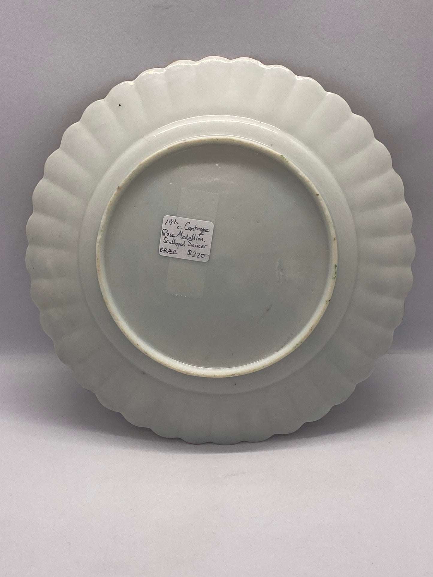 Plato medallón rosa de exportación de Cantón, de mediados a finales del siglo XIX, con patrón festoneado - 2 de 3.
