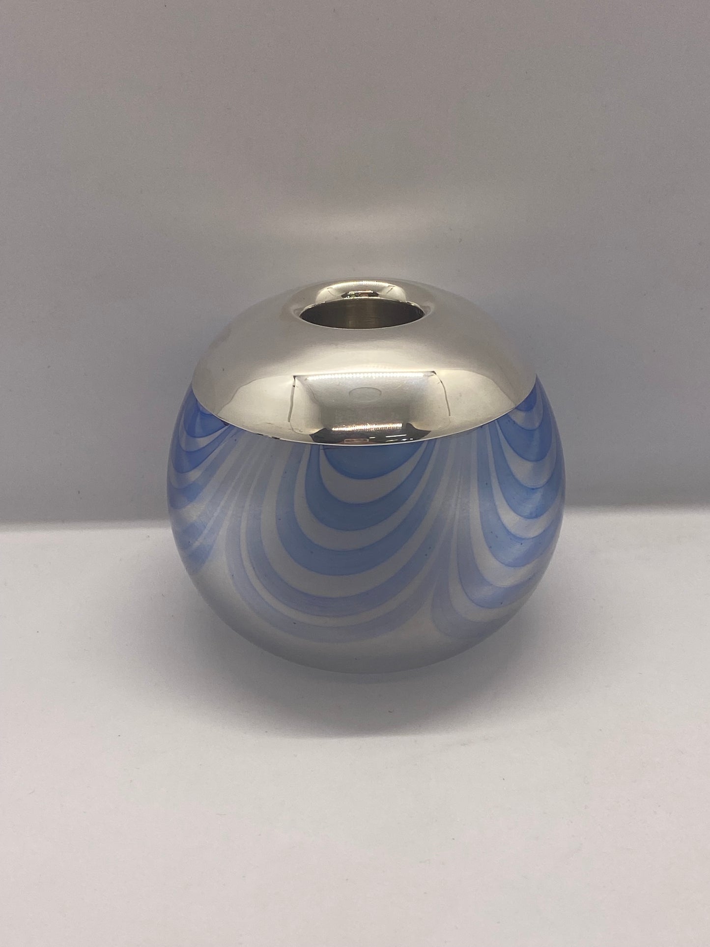 Portacerillas/encendedor británico vintage con vidrio soplado a mano y borde de plata esterlina