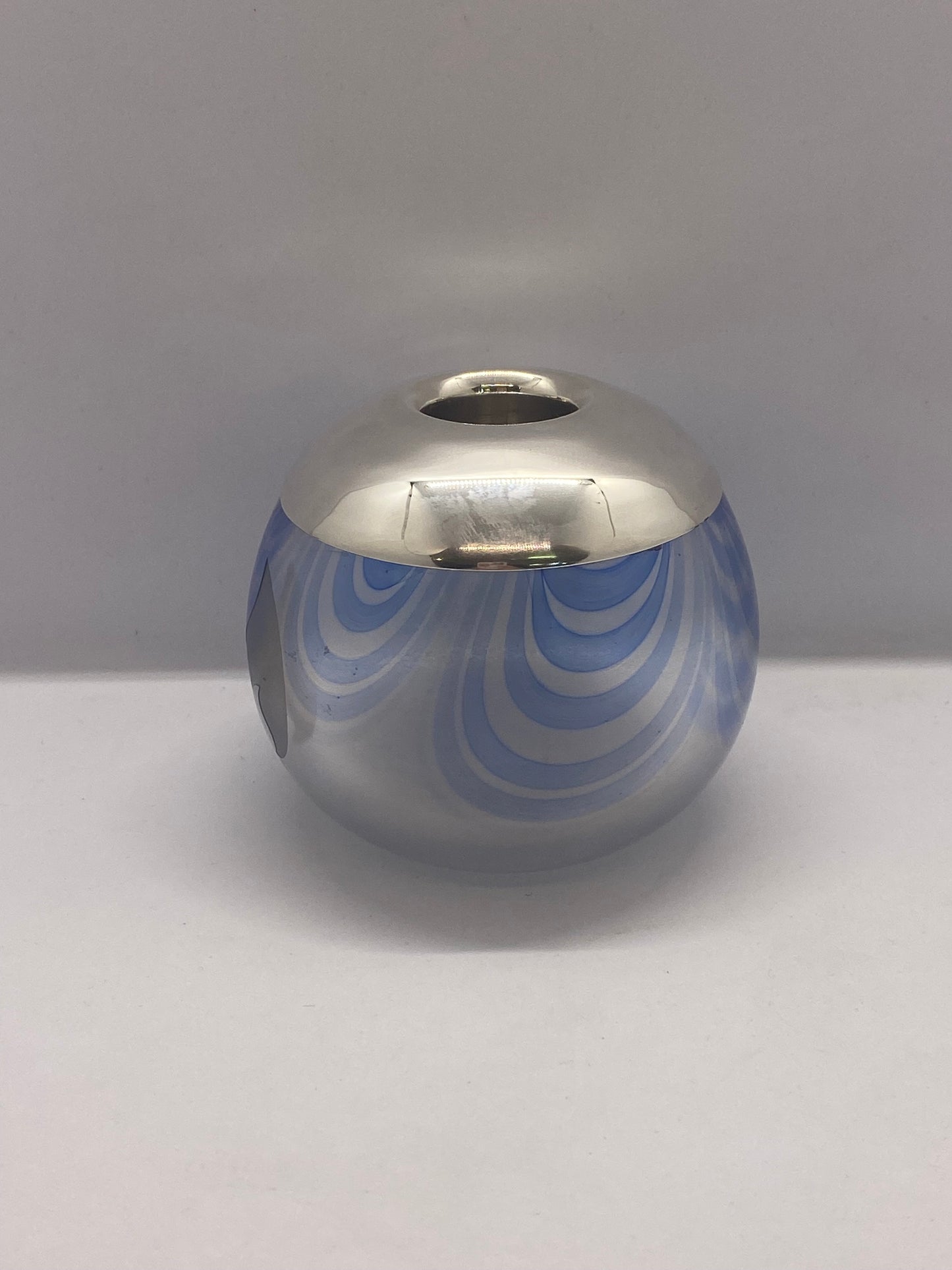 Portacerillas/encendedor británico vintage con vidrio soplado a mano y borde de plata esterlina